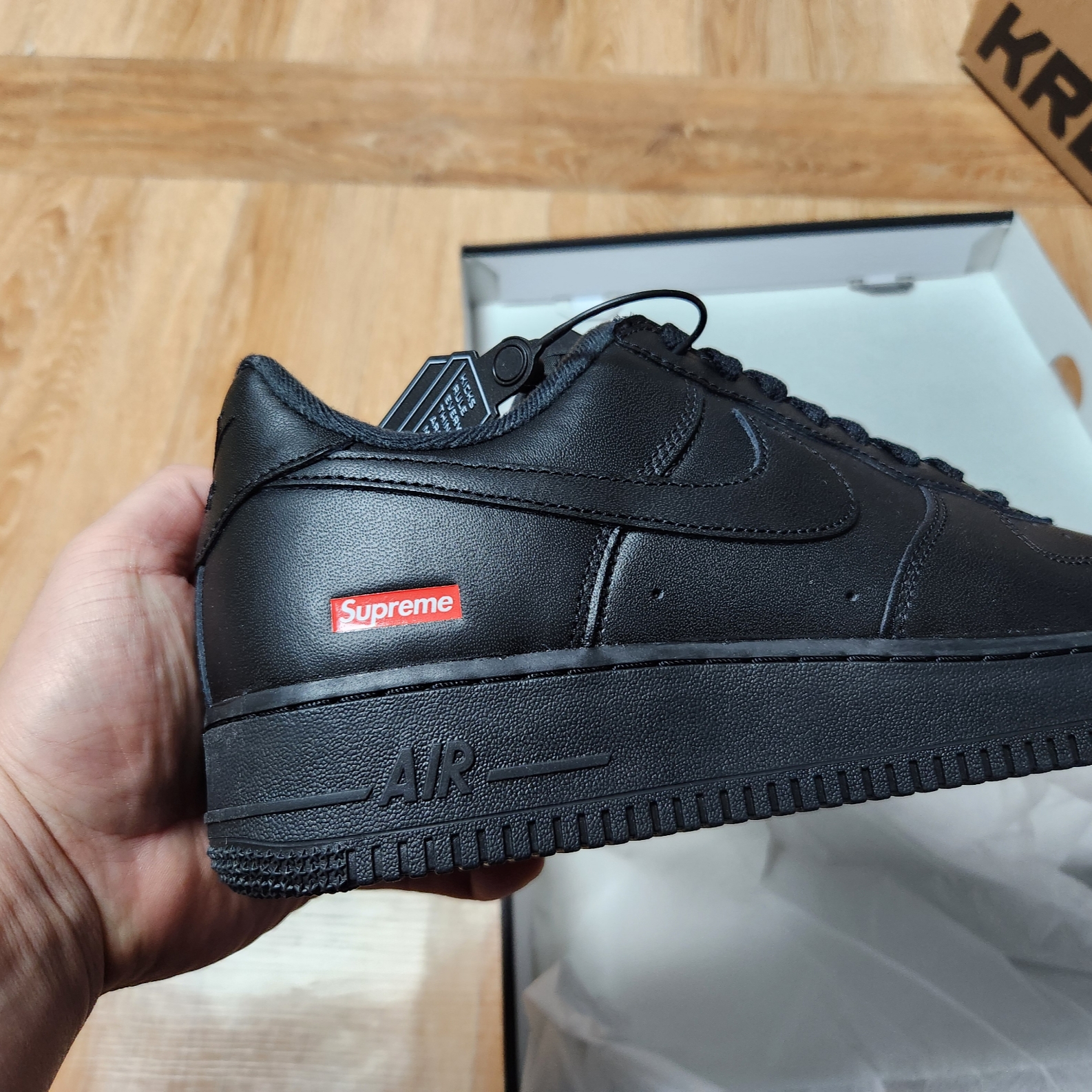 Nike x Supreme Air Force 1 Low Black 착용 스타일