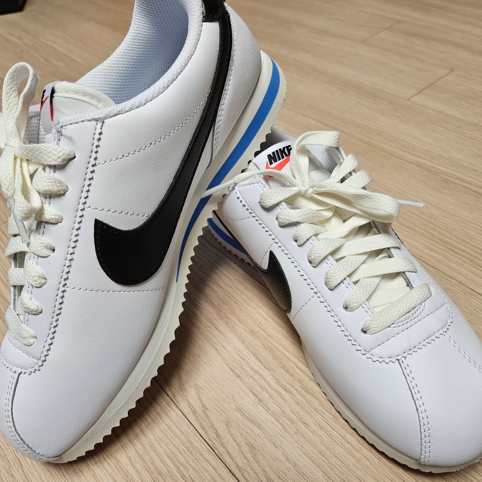 (W) Nike Cortez White and Black 착용 스타일 - 1