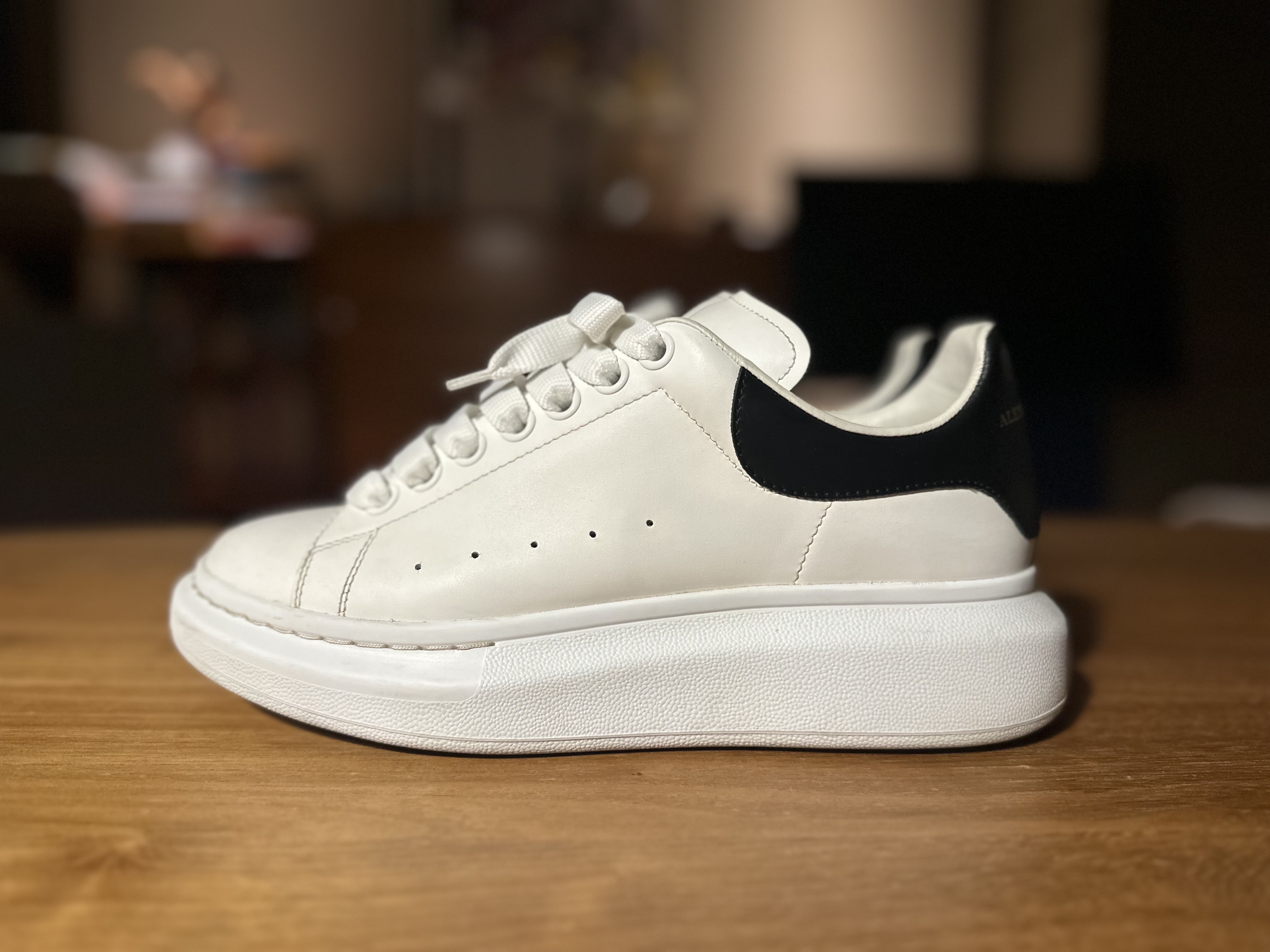 Alexander McQueen Oversized Sneakers White Black 착용 스타일 - 2
