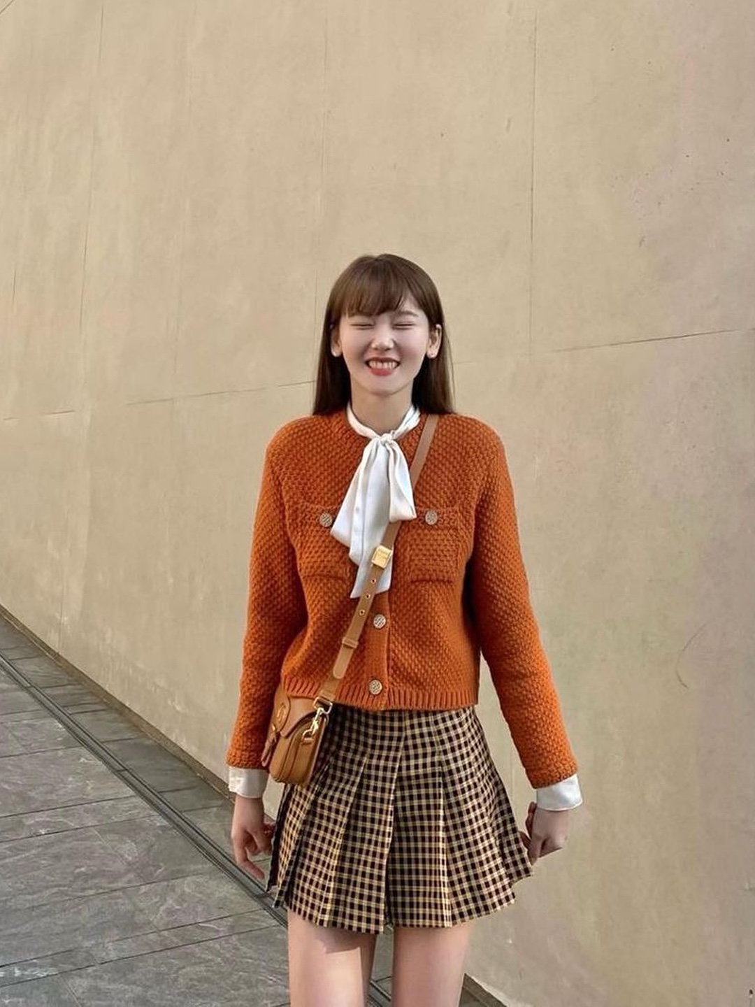 (W) Thom Browne Super 120S Twill Dropped Back Pleated School Uniform Mini Skirt Medium Grey, (W) Thom Browne Super 120S Twill Dropped Back Pleated School Uniform Mini Skirt Navy 착용 스타일 - 2