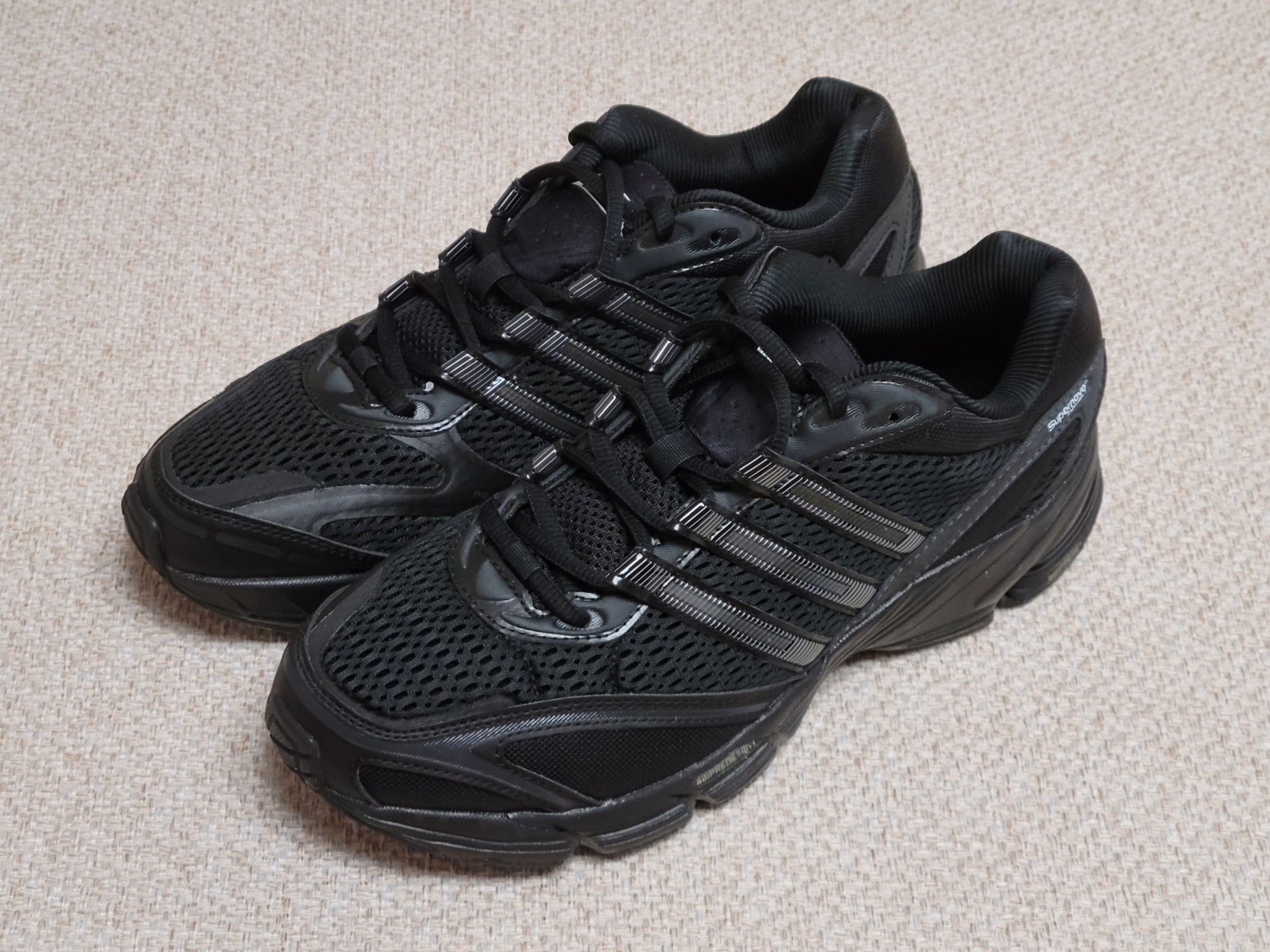 Adidas Supernova Cushion 7 Core Black 착용 스타일 - 2