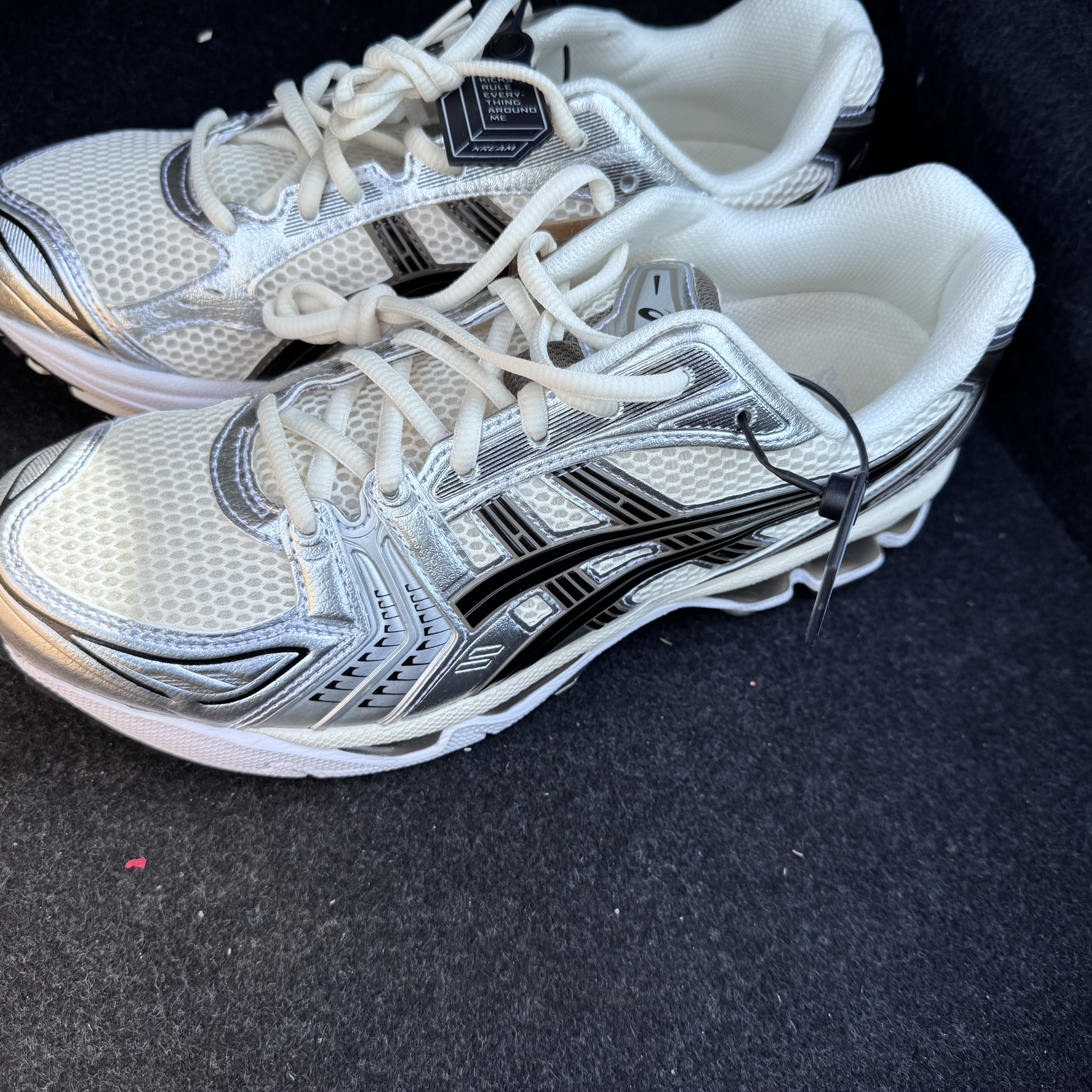Asics Gel-Kayano 14 Cream Black 착용 스타일 - 1