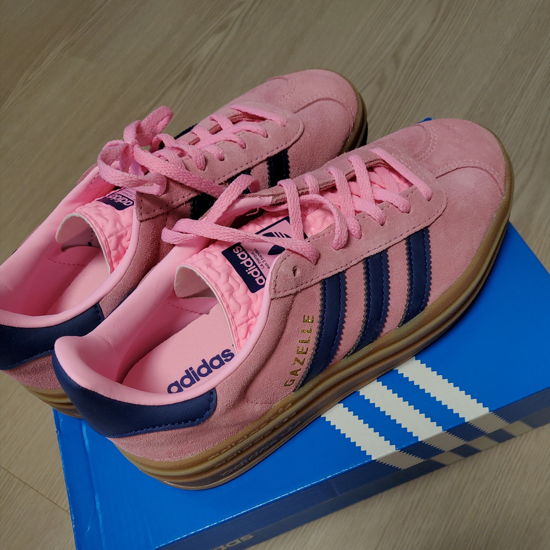 (W) Adidas Gazelle Bold Pink Glow Victory Blue 착용 스타일