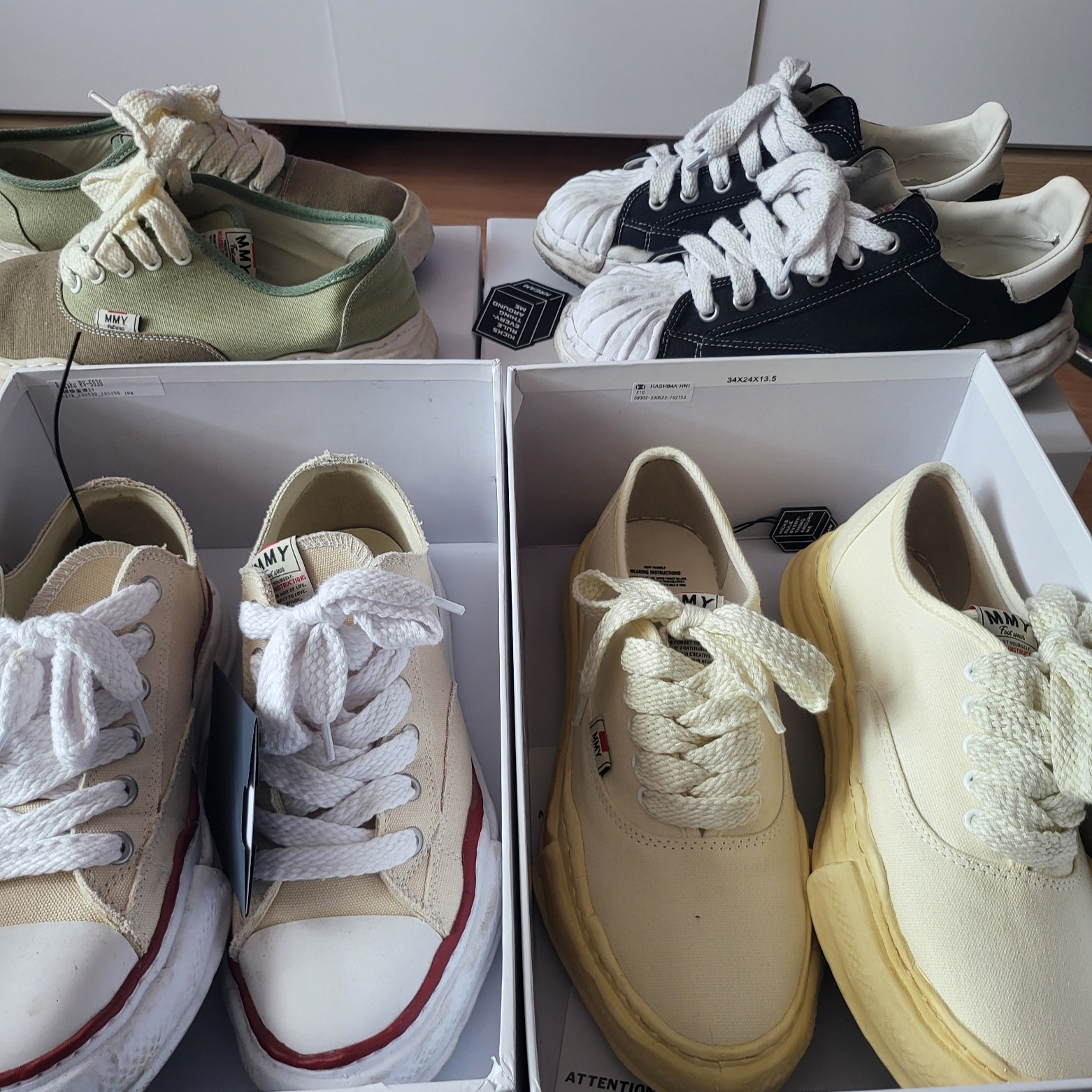 Maison Mihara Yasuhiro Baker VL OG Sole Canvas Low-top Sneakers White, Maison Mihara Yasuhiro Blakey OG Sole Canvas Low-top Sneakers Black 착용 스타일