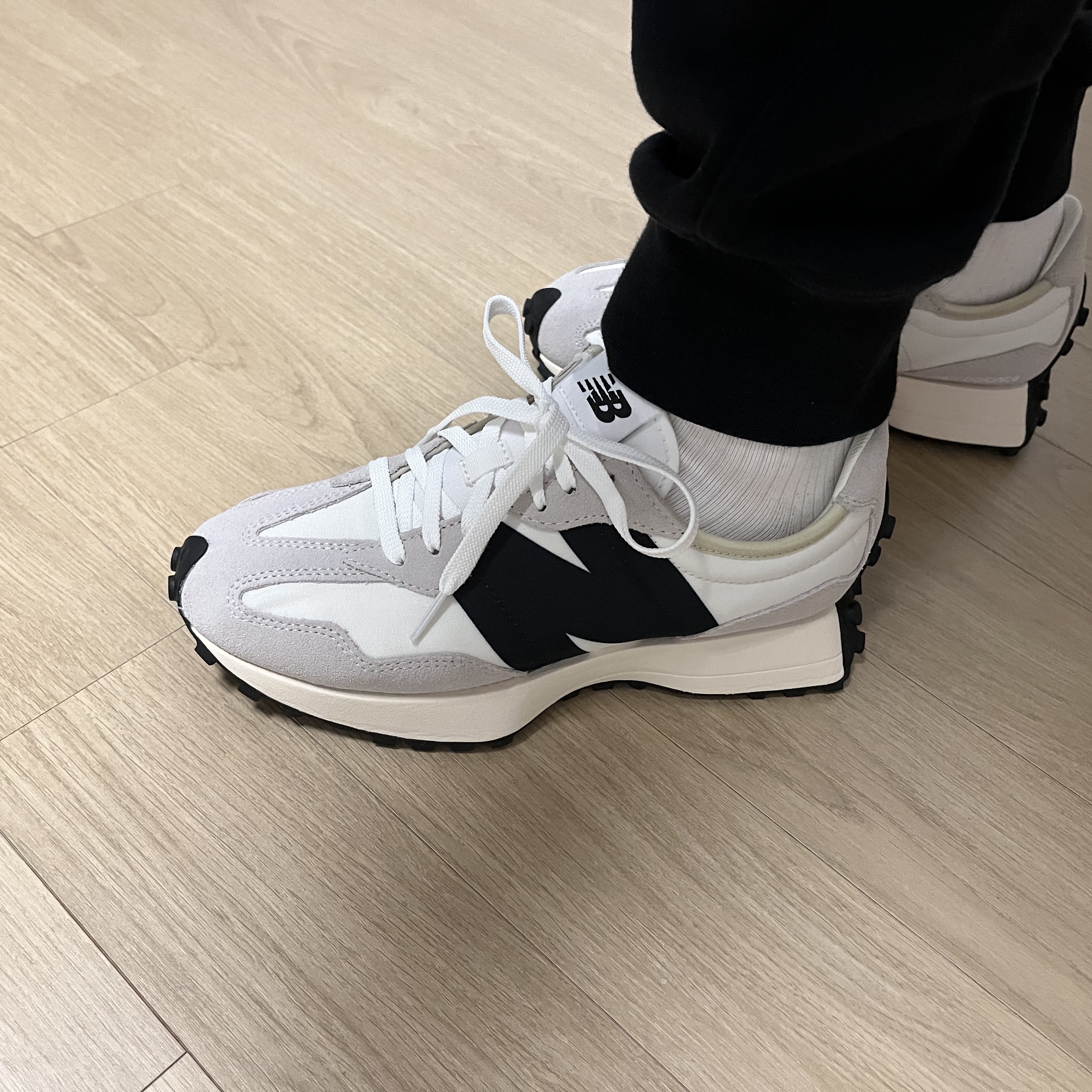 New Balance 327 White Black 착용 스타일