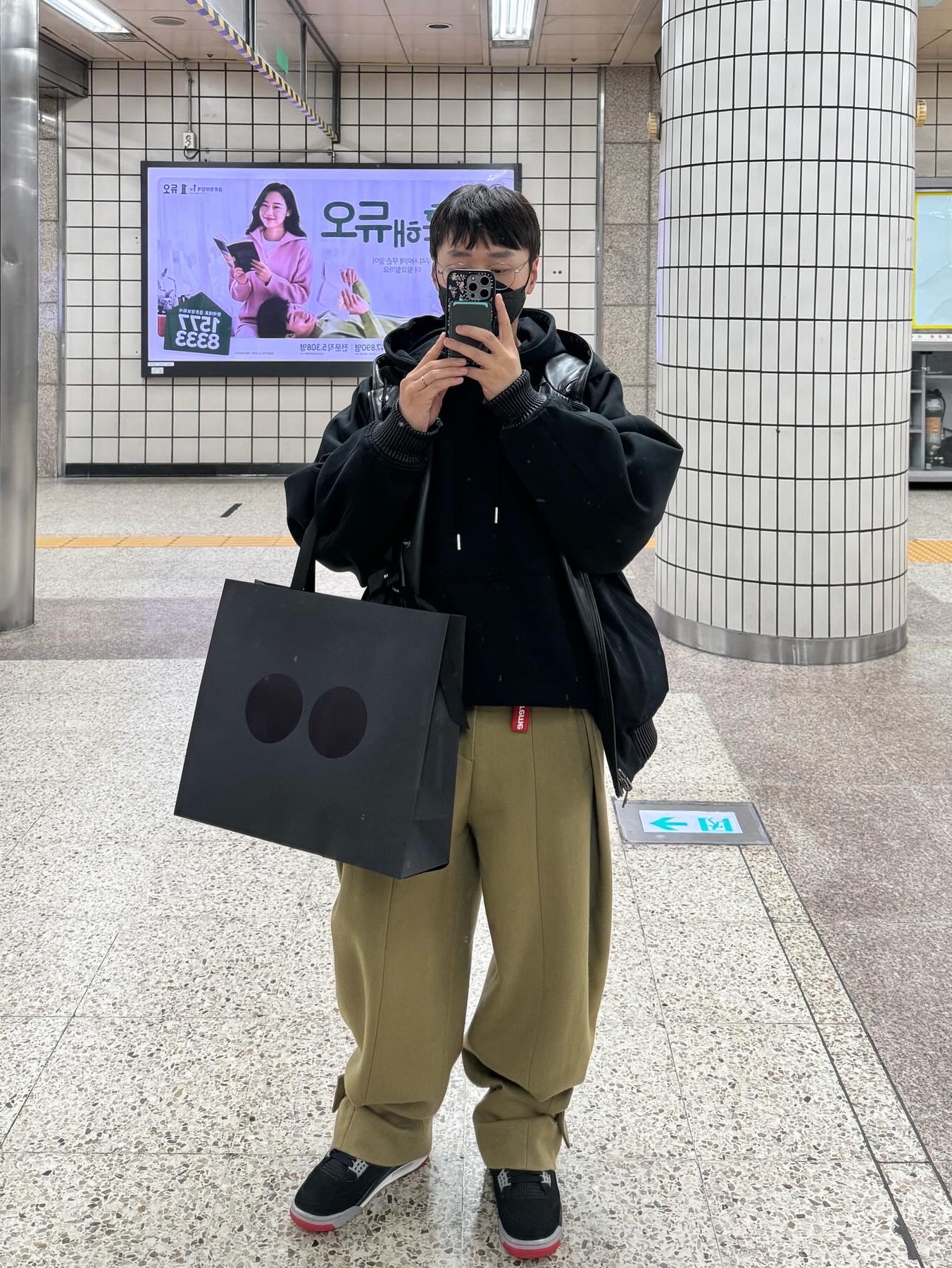 Wooyoungmi Flower Print Back Logo Hoodie Black - 21SS, Wooyoungmi Folding Wide Pants Camel 착용 스타일 - 5