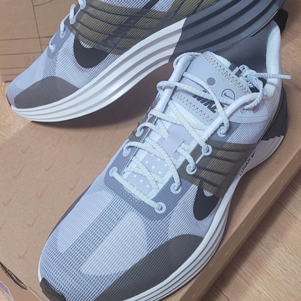 Nike Lunar Roam Platinum Tint Desert Moss 착용 스타일