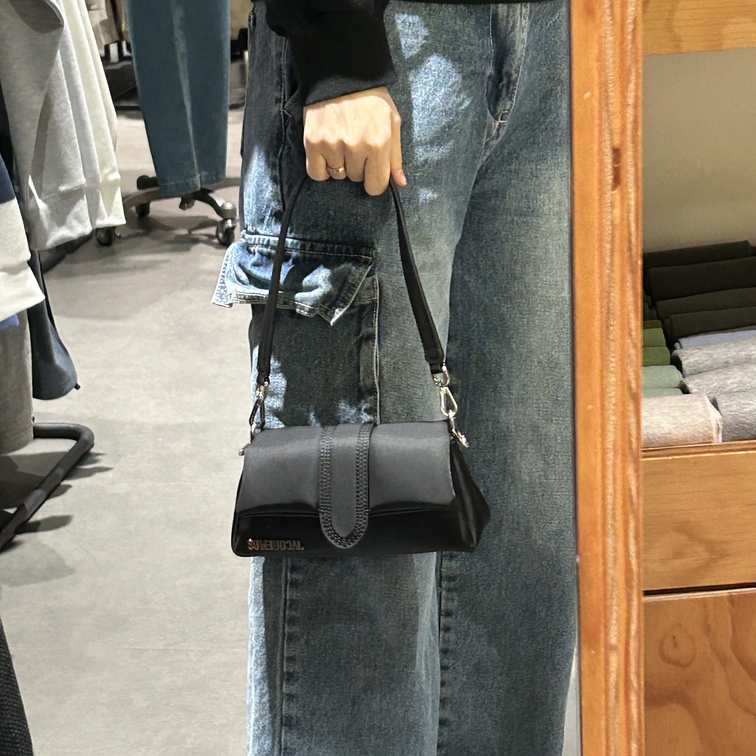 Jacquemus Le Petit Bambimou Nylon Mini Puffed Nylon Bag Black 착용 스타일