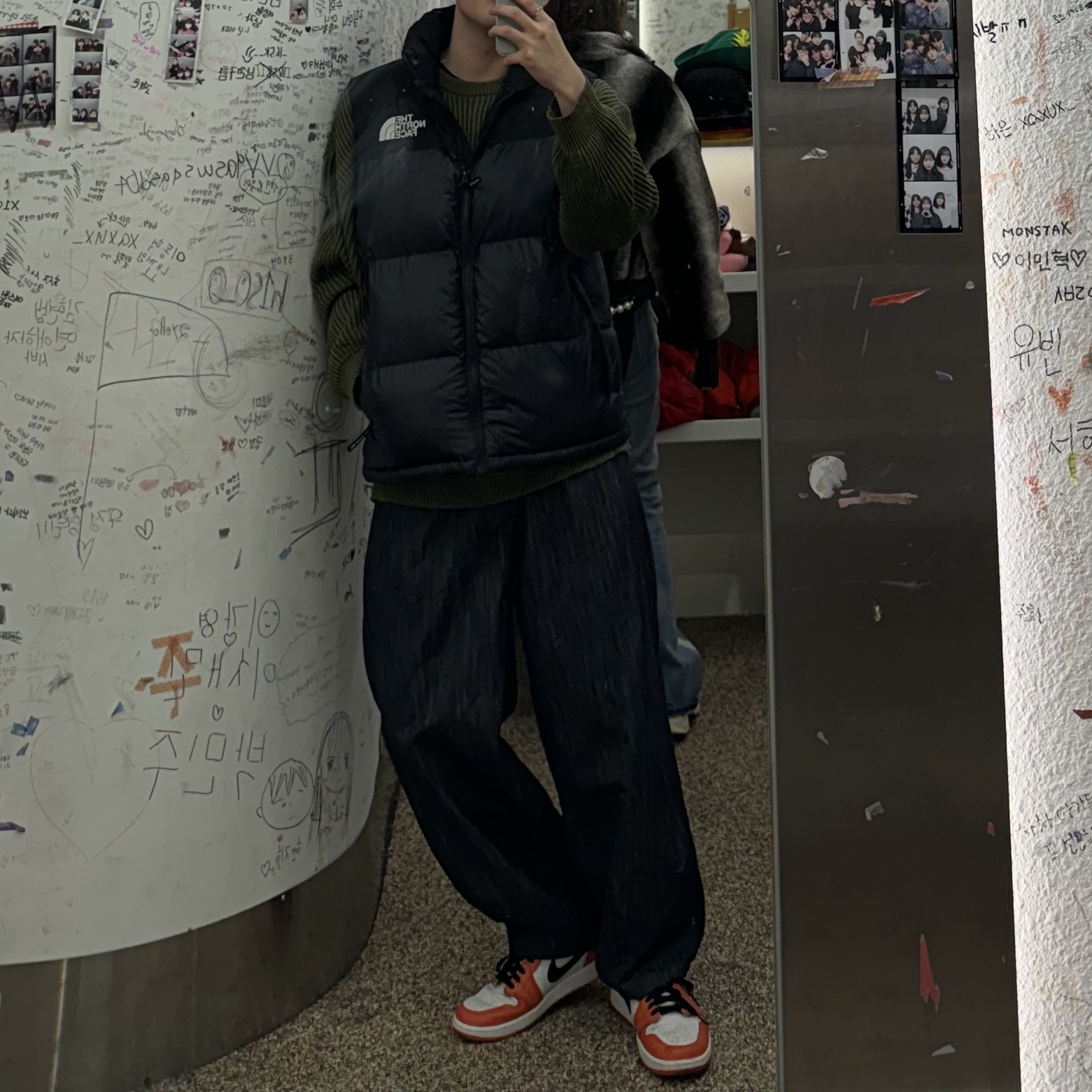 The North Face Nuptse On Ball Vest Real Black, Jordan 1 x Travis Scott x Fragment Retro Low OG SP Military Blue 착용 스타일 - 2