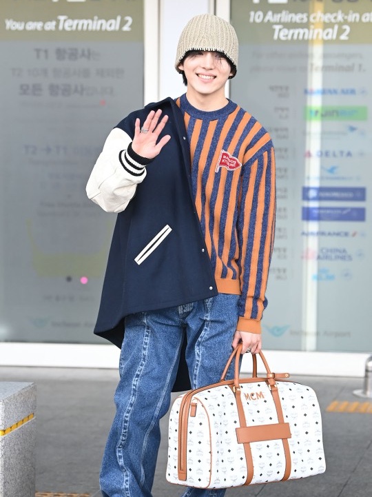Maison Kitsune Striped Comfort Jumper Ink Blue Mustard Stripes 착용 스타일