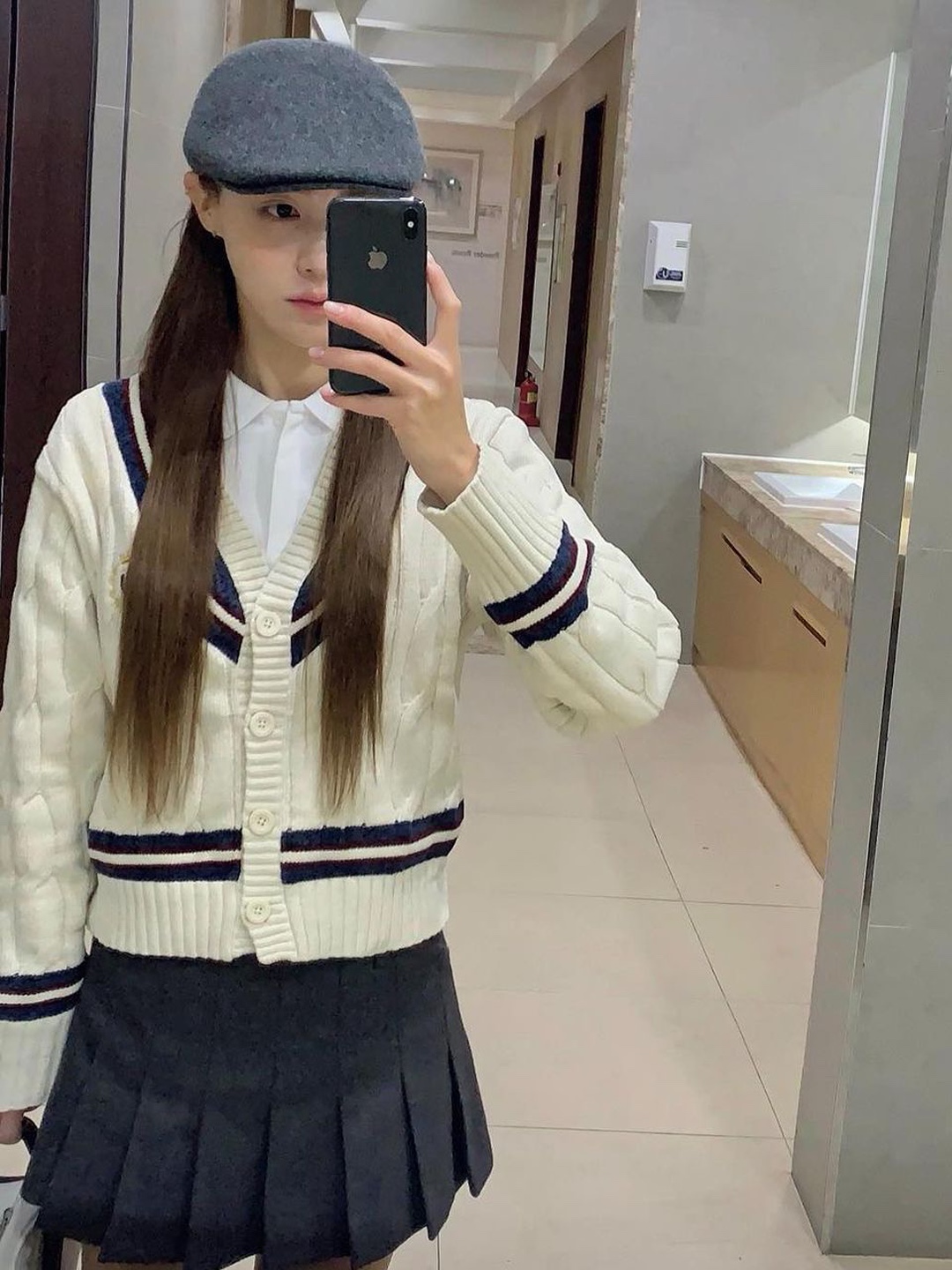 (W) Thom Browne Super 120S Twill Dropped Back Pleated School Uniform Mini Skirt Medium Grey, (W) Thom Browne Super 120S Twill Dropped Back Pleated School Uniform Mini Skirt Navy 착용 스타일 - 4