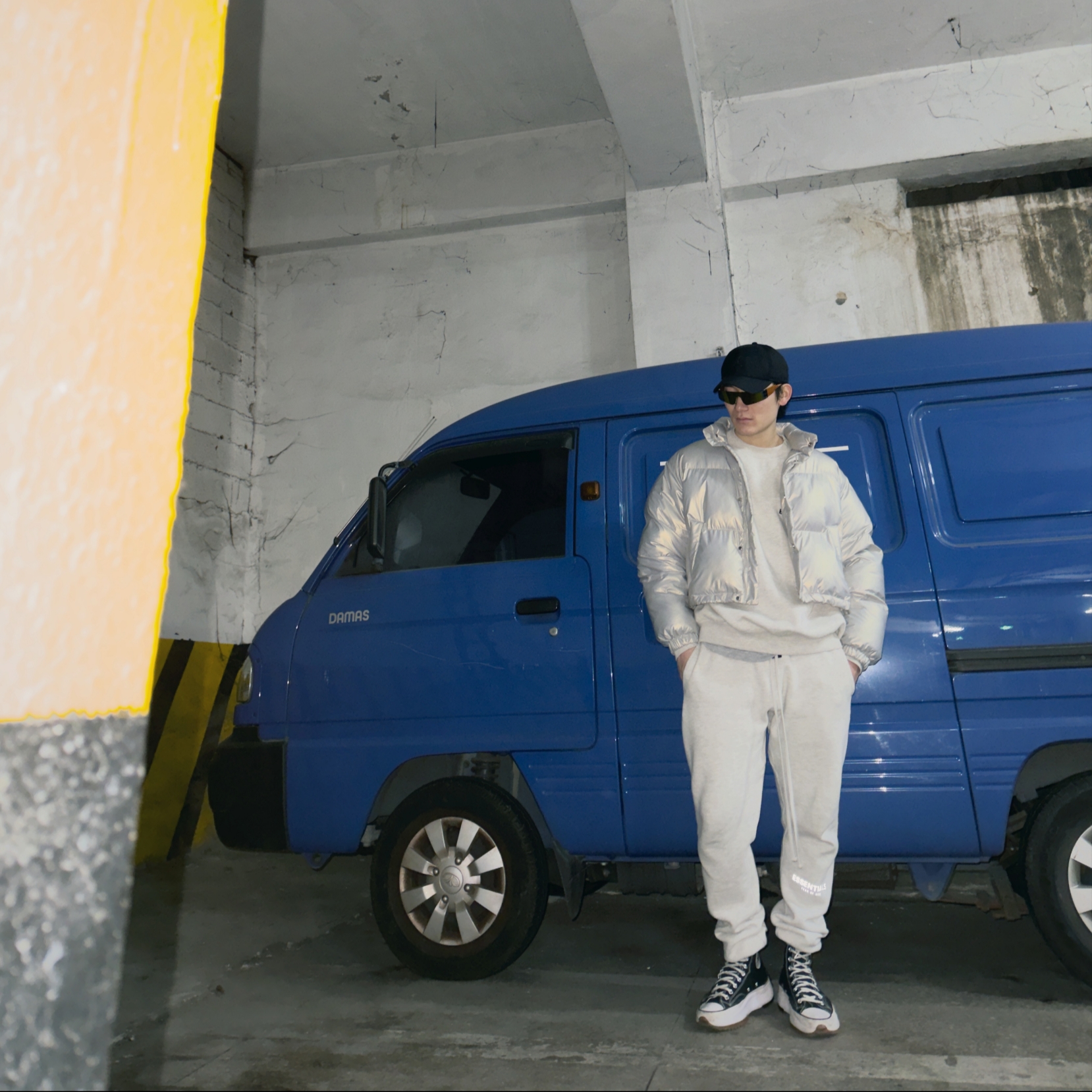 Converse Run Star Hike Hi Black White Gum, Essentials The Core Collection Crewneck Sweatshirt Light Oatmeal 착용 스타일 - 1