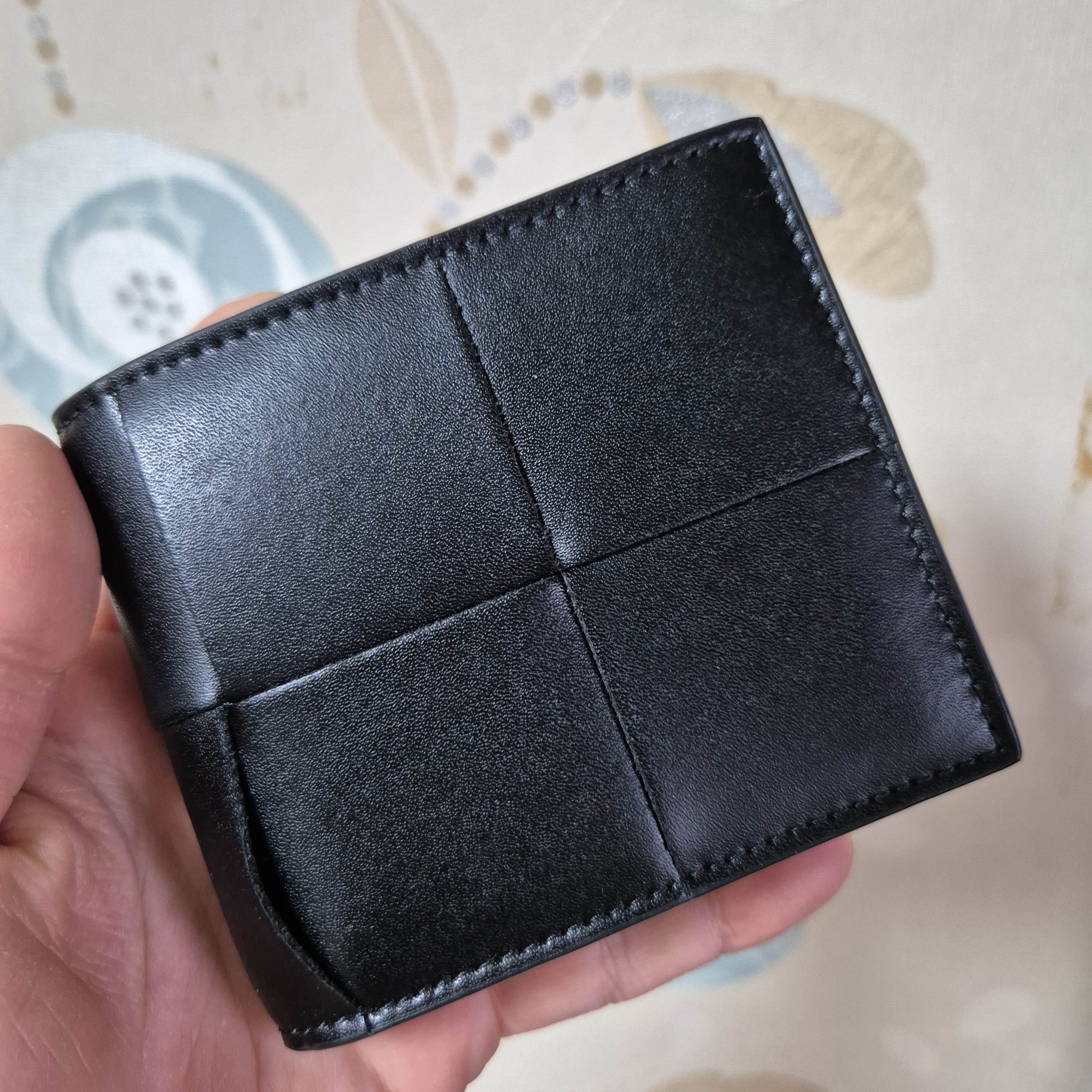 Bottega Veneta Bi-Fold Wallet Black 착용 스타일