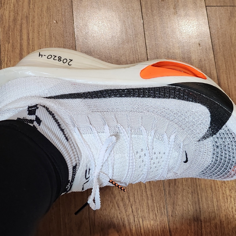Nike Air Zoom Alphafly Next% 3 Proto White Total Orange 착용 스타일