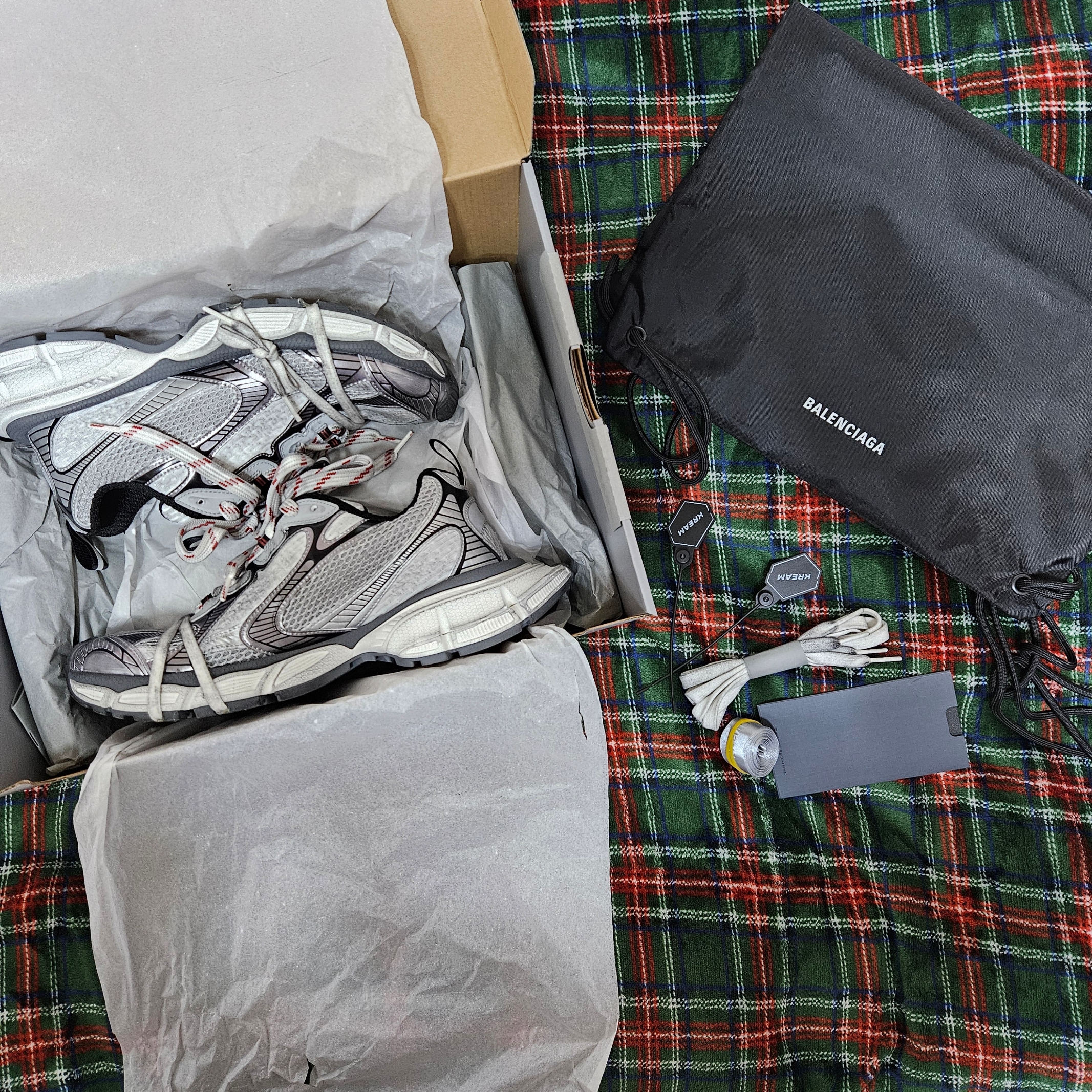 Balenciaga 3XL Sneakers Grey White Red 착용 스타일