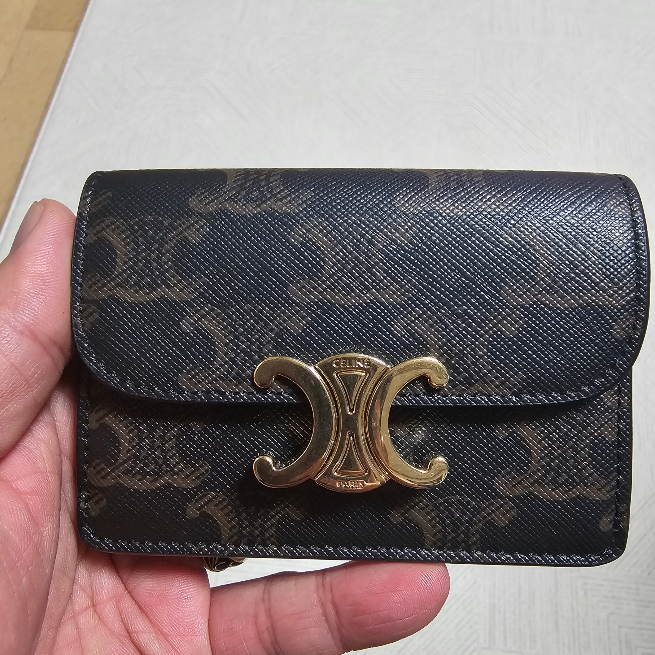 Celine Card Holder with Flap in Triomphe Canvas Tan 착용 스타일