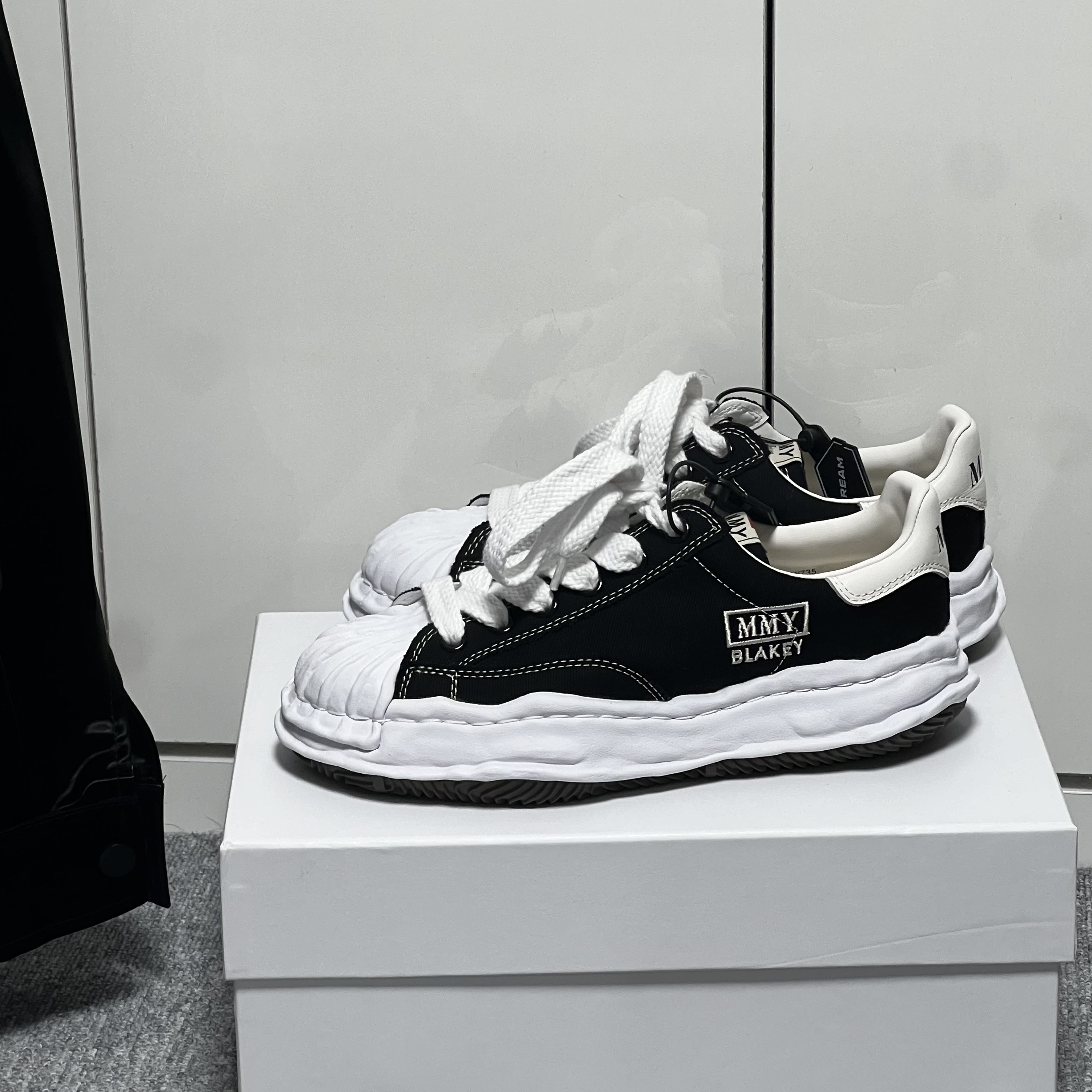 Maison Mihara Yasuhiro Blakey OG Sole Canvas Low-top Sneakers Black White 착용 스타일