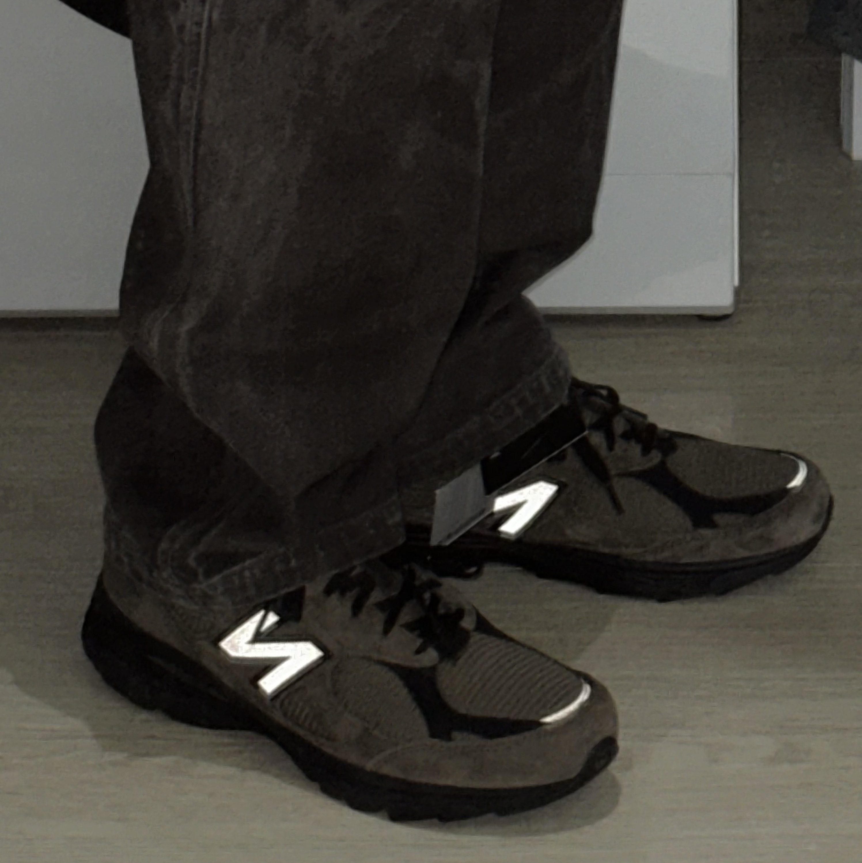 New Balance x JJJJound 990v3 Brown Black 착용 스타일 - 1