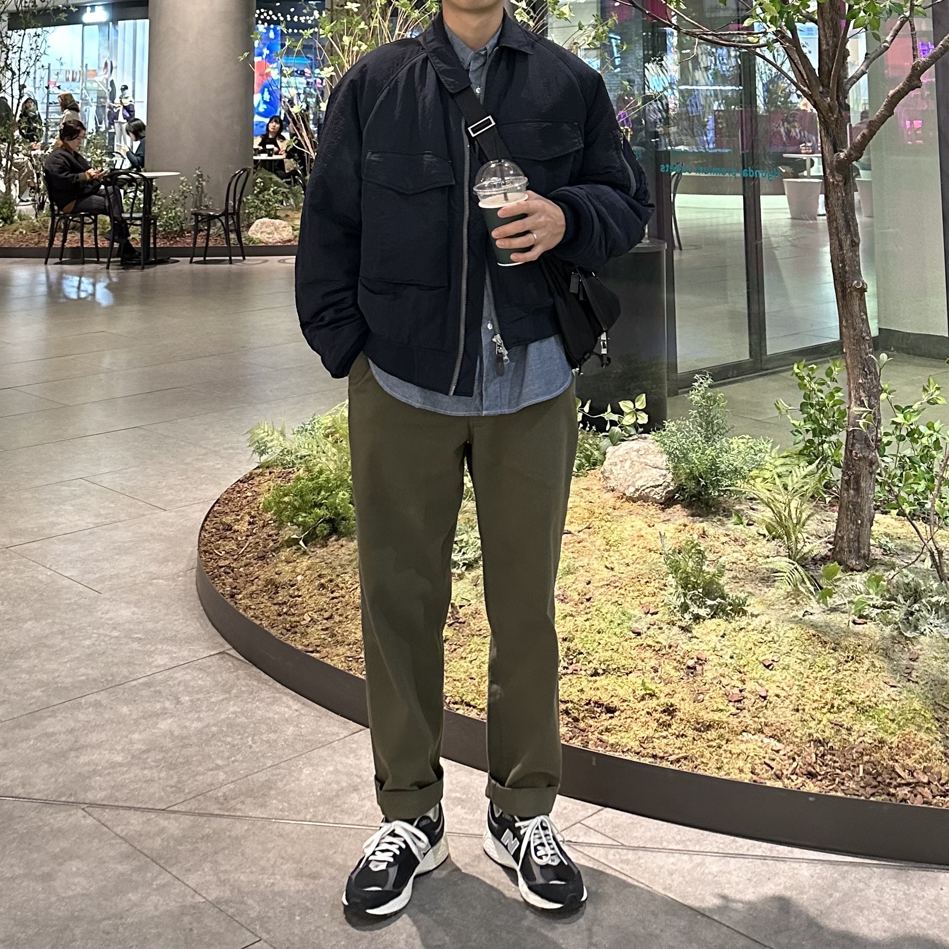 New Balance 2002R Premium Vintage Black, Prada Re-Nylon and Saffiano Leather Shoulder Bag Black 착용 스타일 - 1