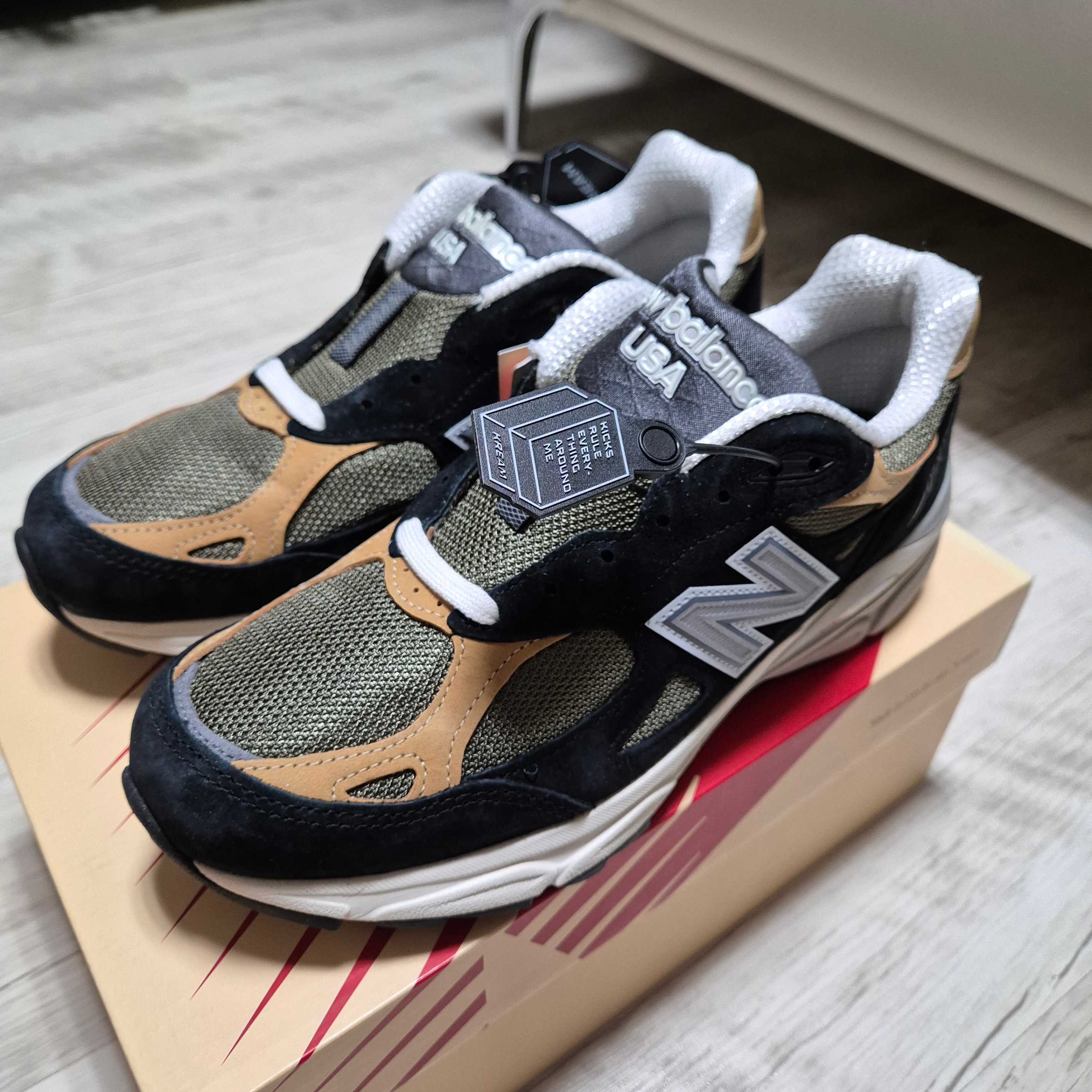 New Balance 990v3 Made in USA Black Tan 착용 스타일 - 3
