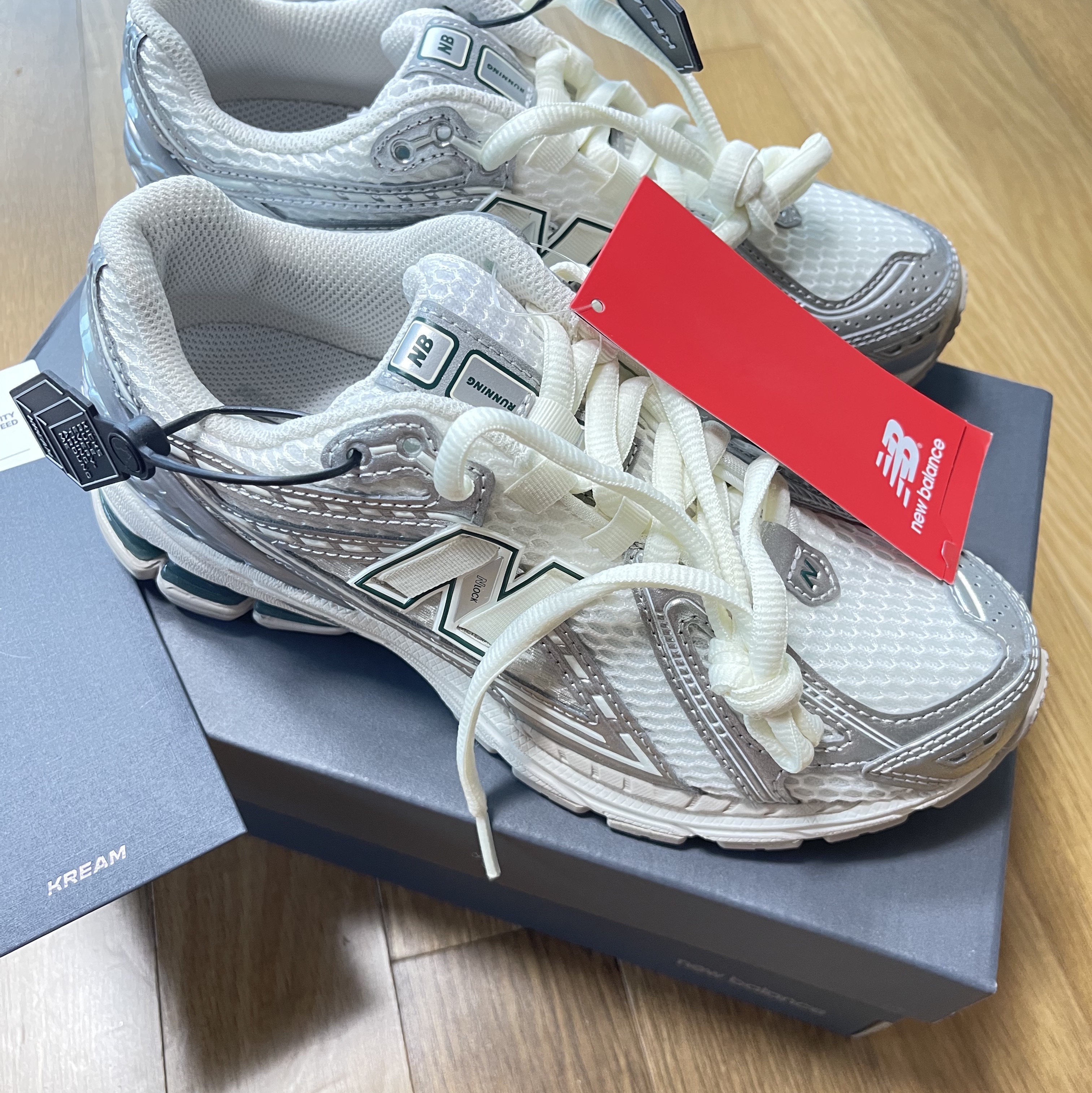 New Balance 1906R Silver Metallic Sea Salt 착용 스타일 - 1