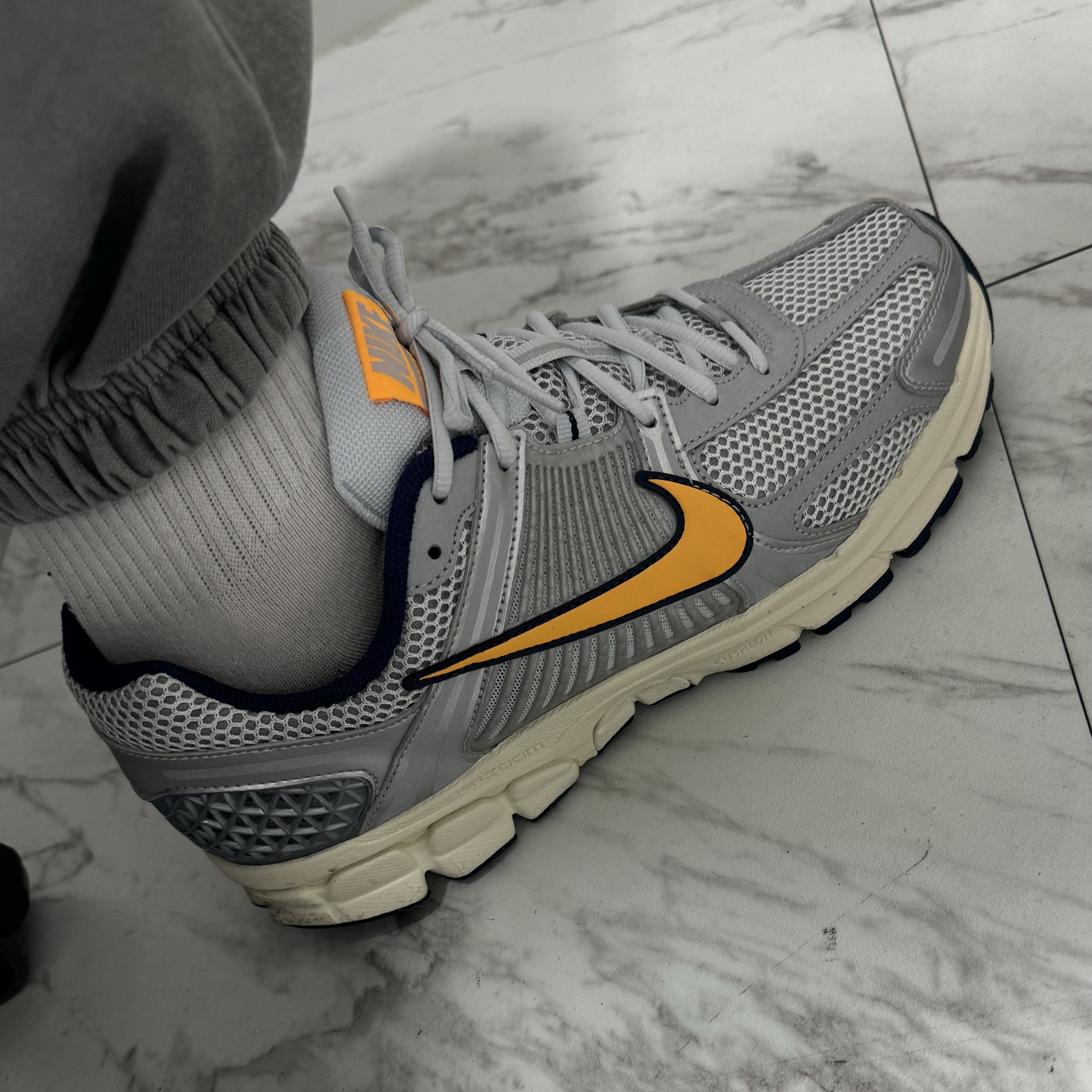 Nike Zoom Vomero 5 Pure Platinum and Laser Orange 착용 스타일
