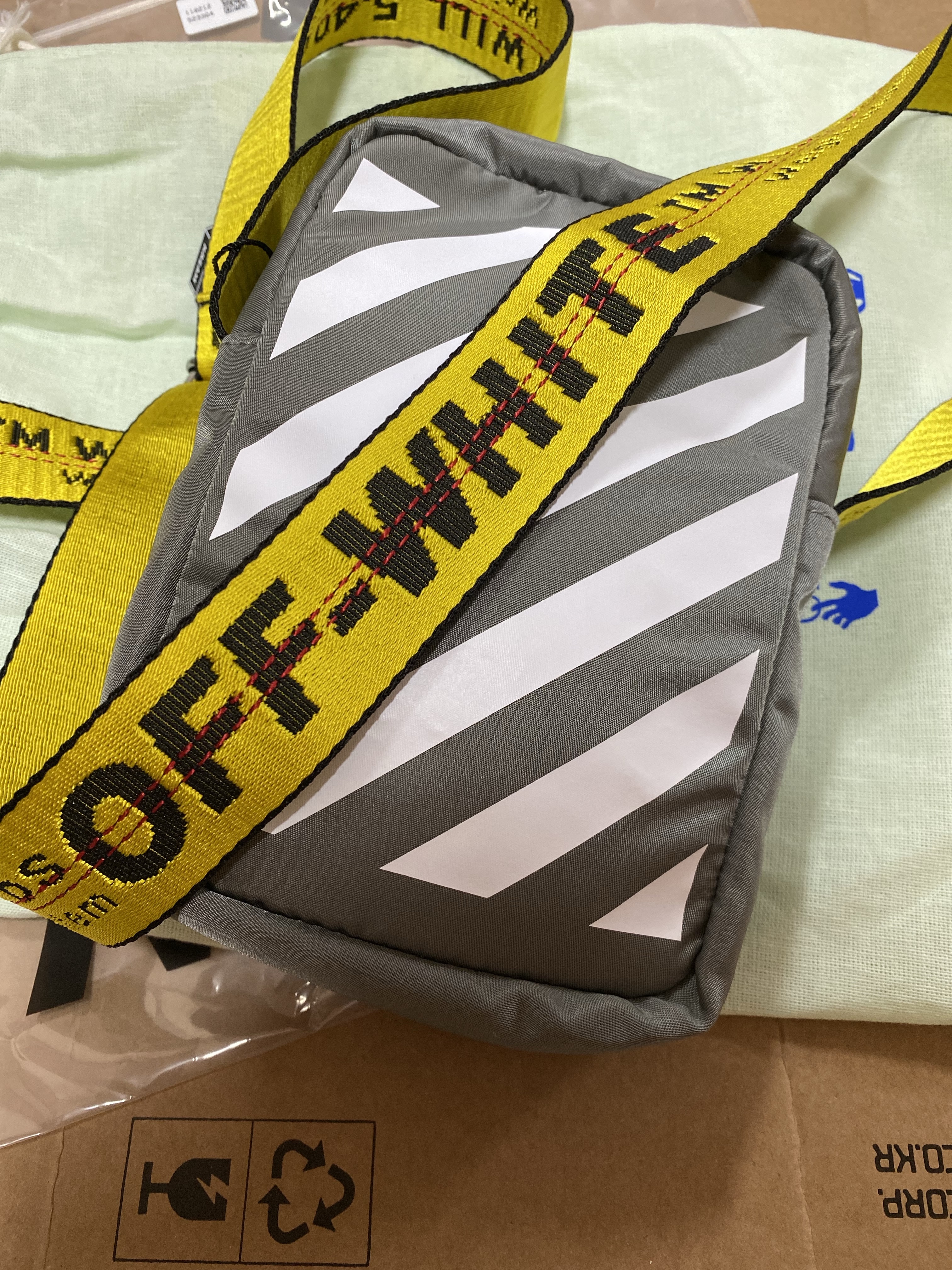 Off-White Binder Nylon Cross Bag Grey 착용 스타일