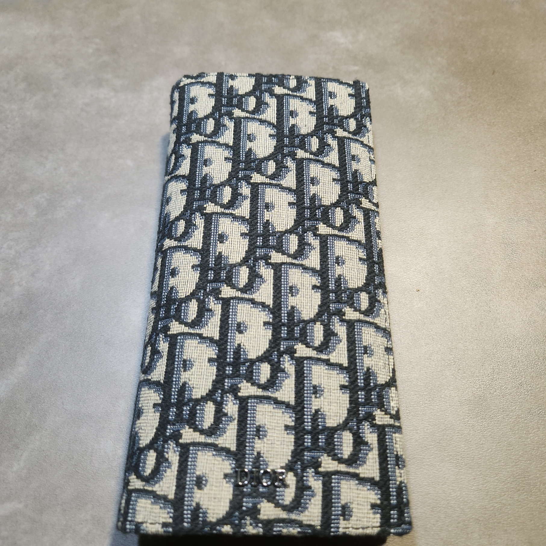 Dior Vertical Long Wallet Beige & Black Dior Oblique Jacquard 착용 스타일 - 2