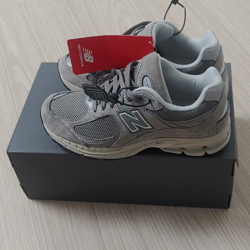New Balance 2002R Grey 착용 스타일 - 3