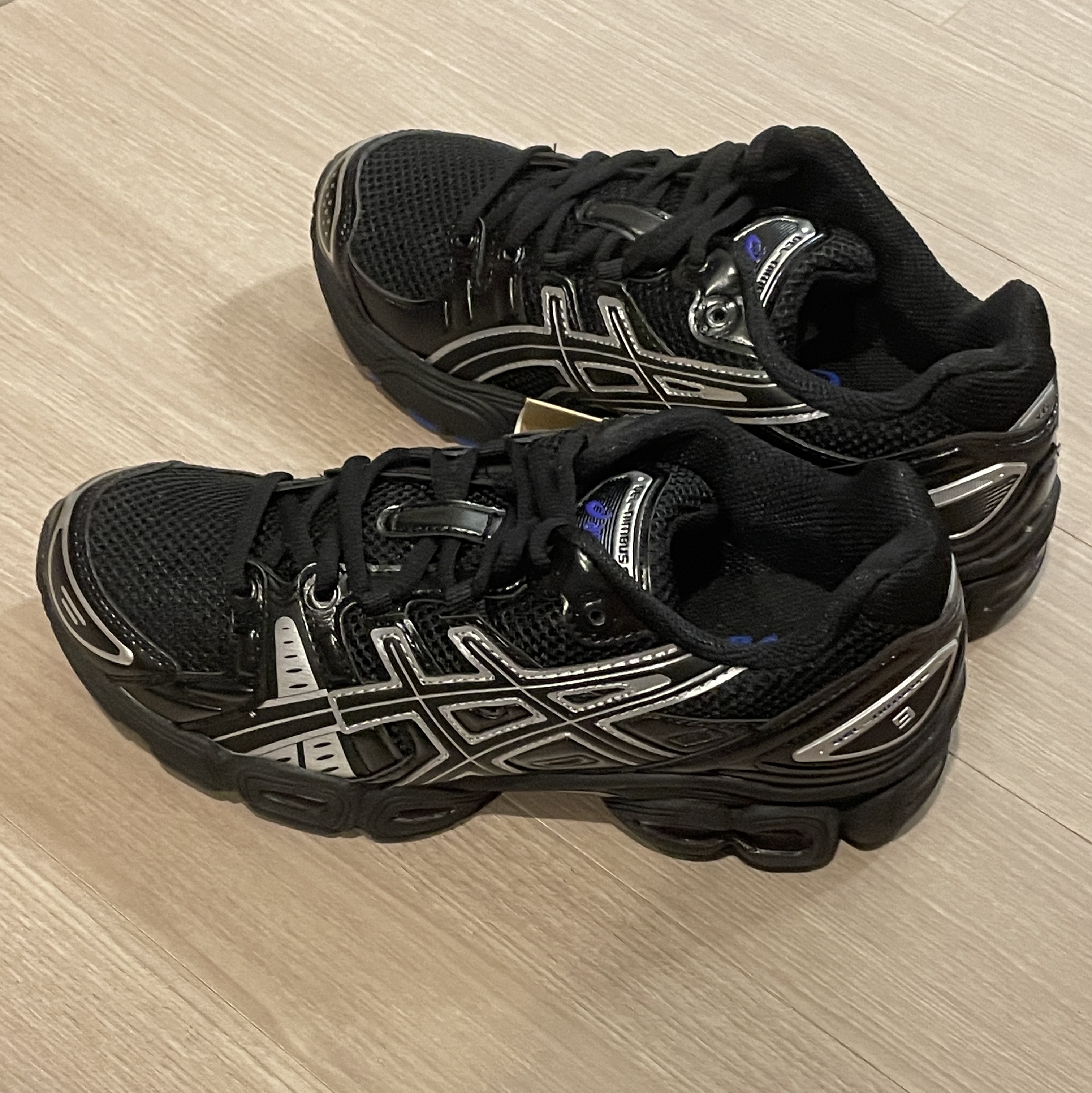 Asics Gel-Nimbus 9 Black Pure Silver 착용 스타일 - 2