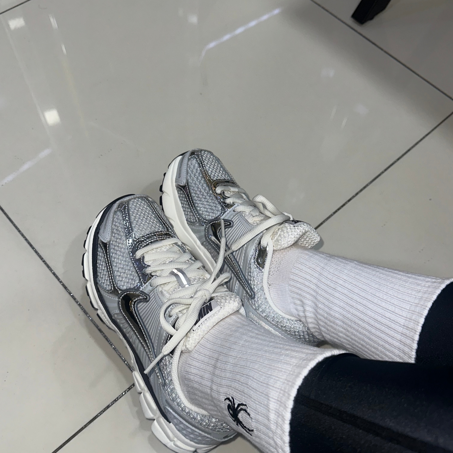 (W) Nike Zoom Vomero 5 Photon Dust and Metallic Silver 착용 스타일