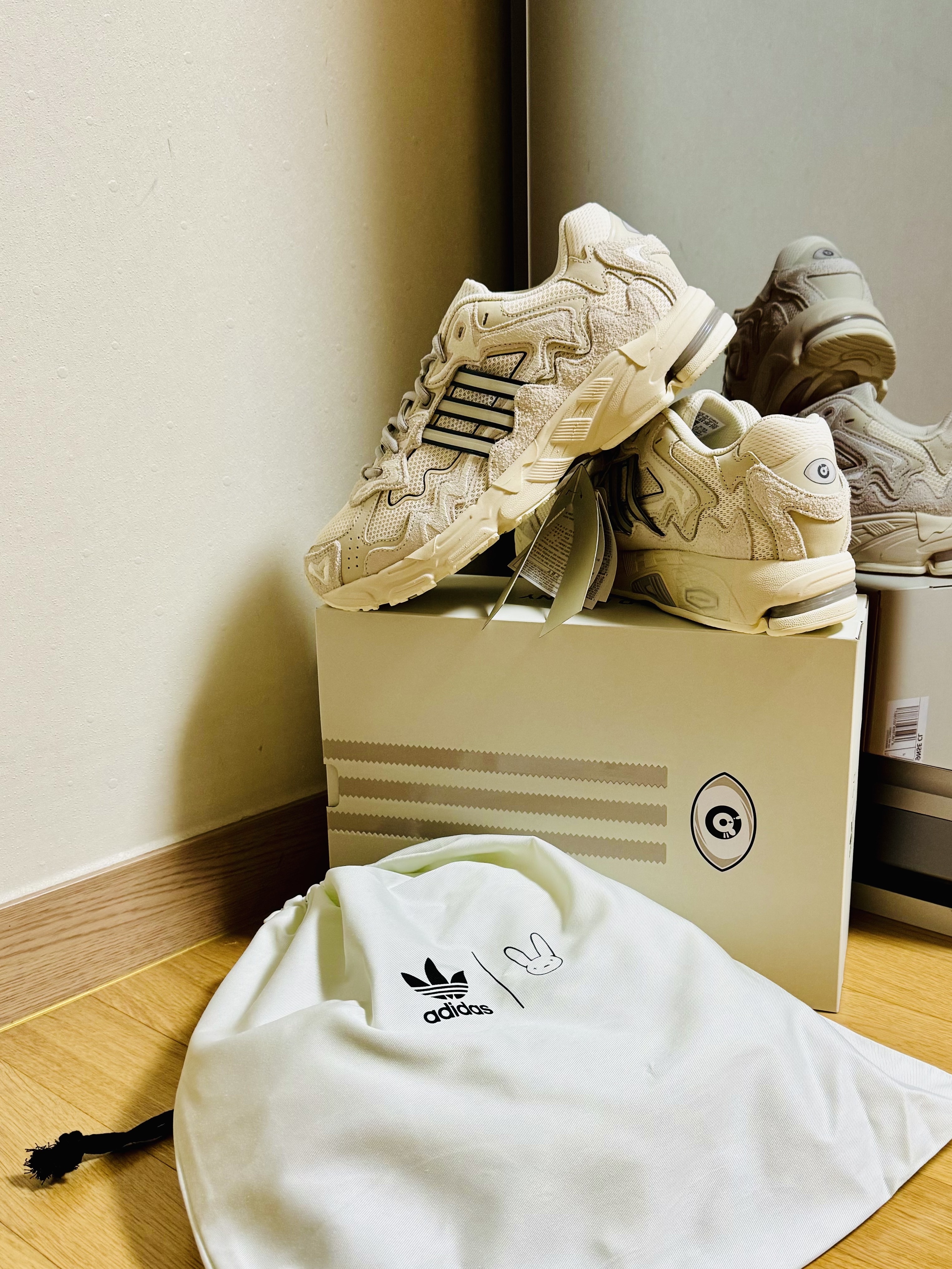 Adidas x Bad Bunny Response CL Wonder White Clear Granite 착용 스타일