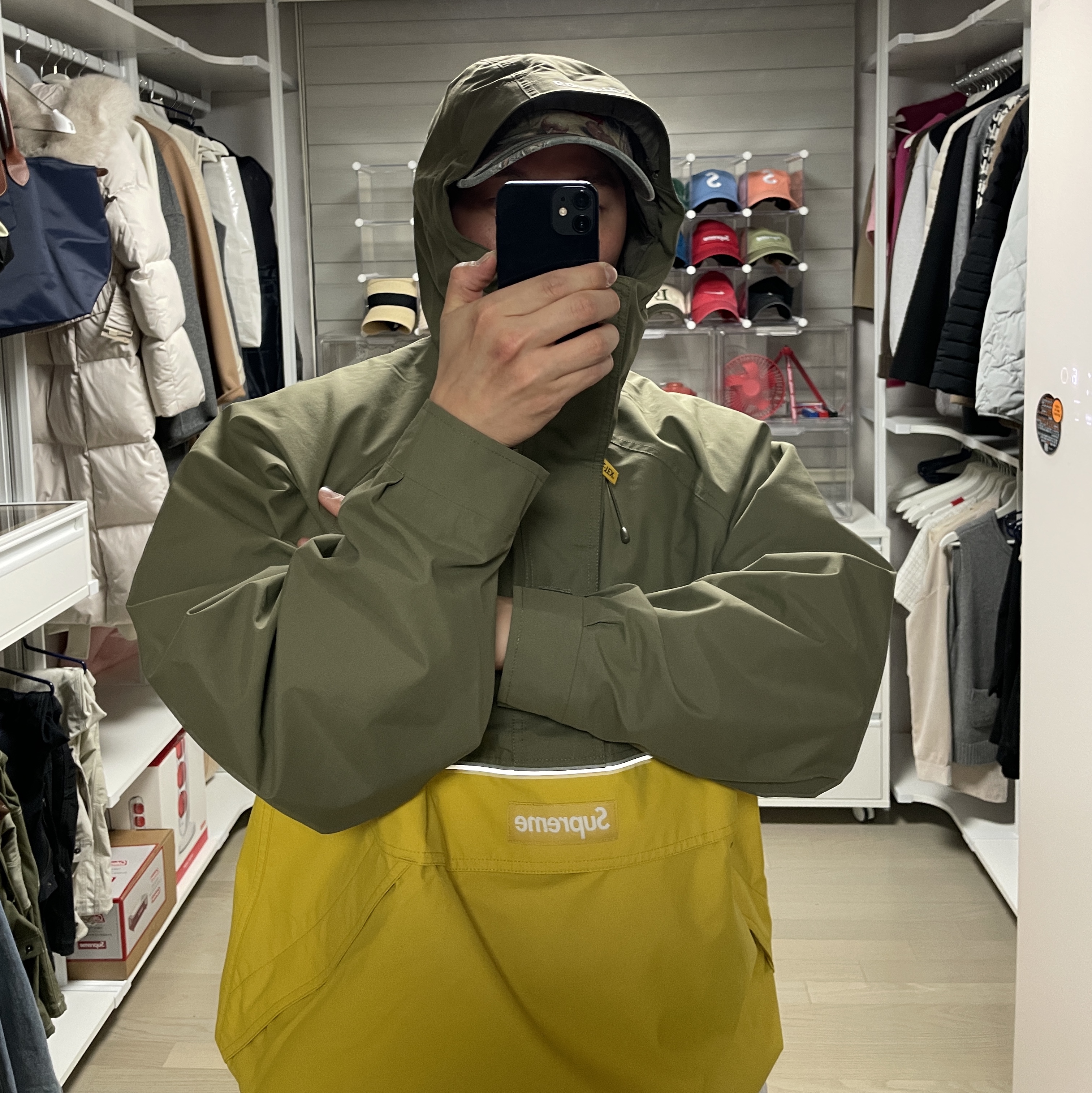 Supreme Gore-Tex Anorak Yellow - 24SS, Supreme Strawberries Camp Cap Multicolor - 23SS 착용 스타일 - 2