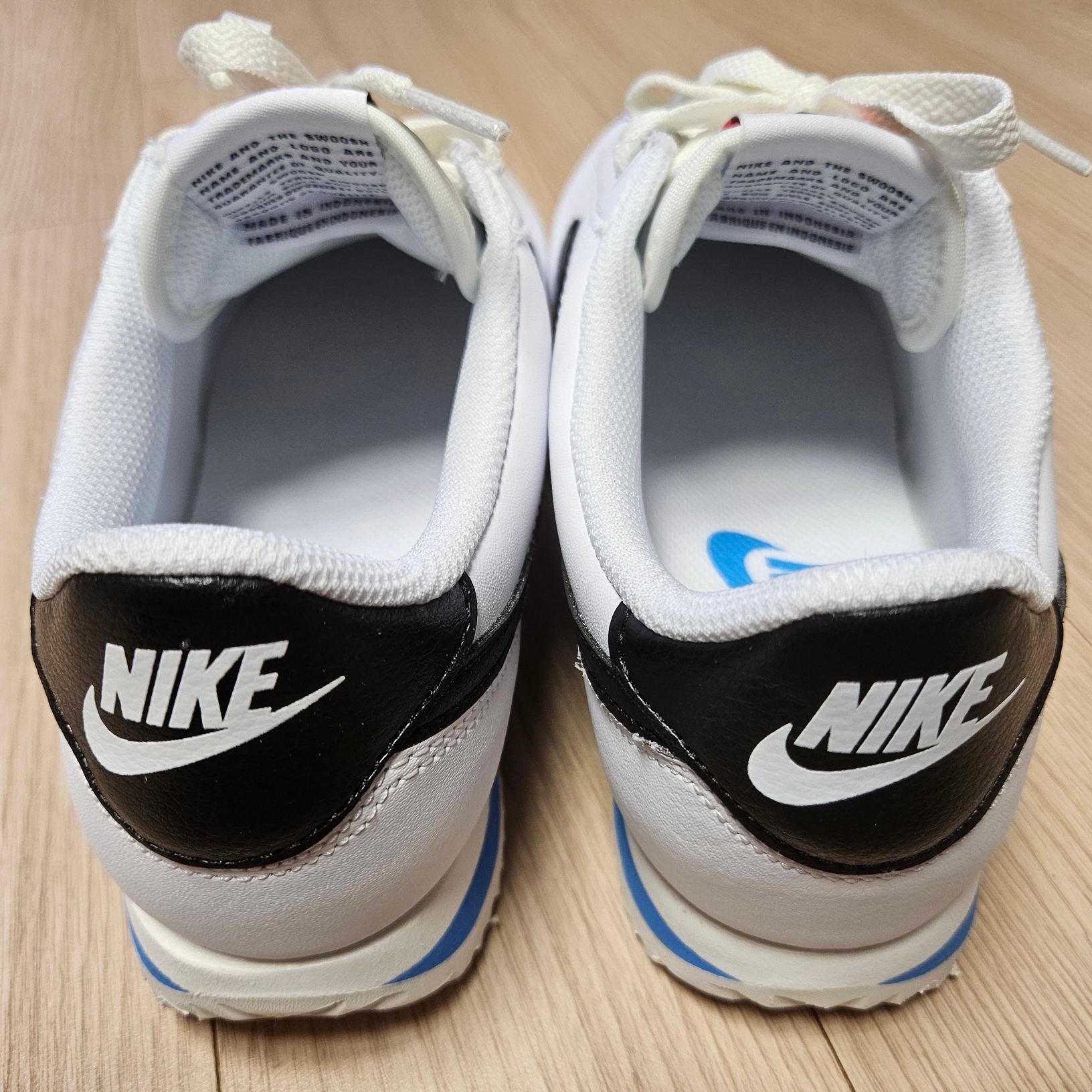 (W) Nike Cortez White and Black 착용 스타일 - 2