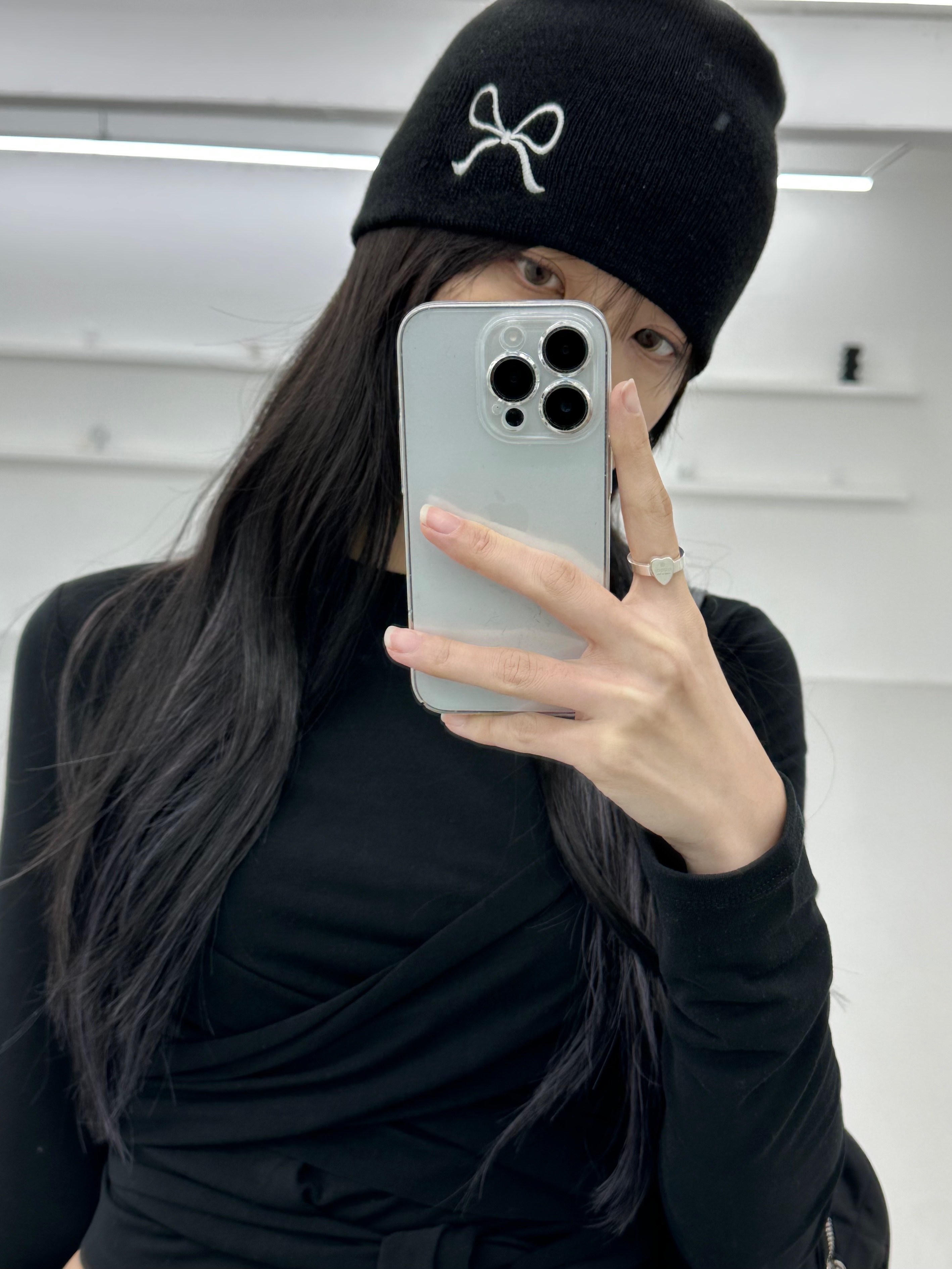 Prada Nylon Quilted Chain Mini Shoulder Bag Black, Gucci Trademark Ring With Heart Pendant Silver 착용 스타일 - 2
