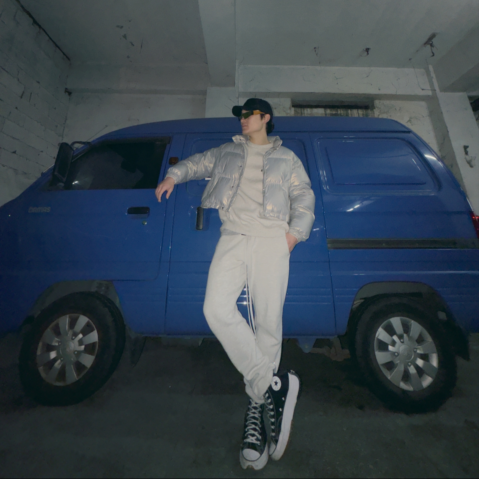 Converse Run Star Hike Hi Black White Gum, Essentials The Core Collection Crewneck Sweatshirt Light Oatmeal 착용 스타일 - 7