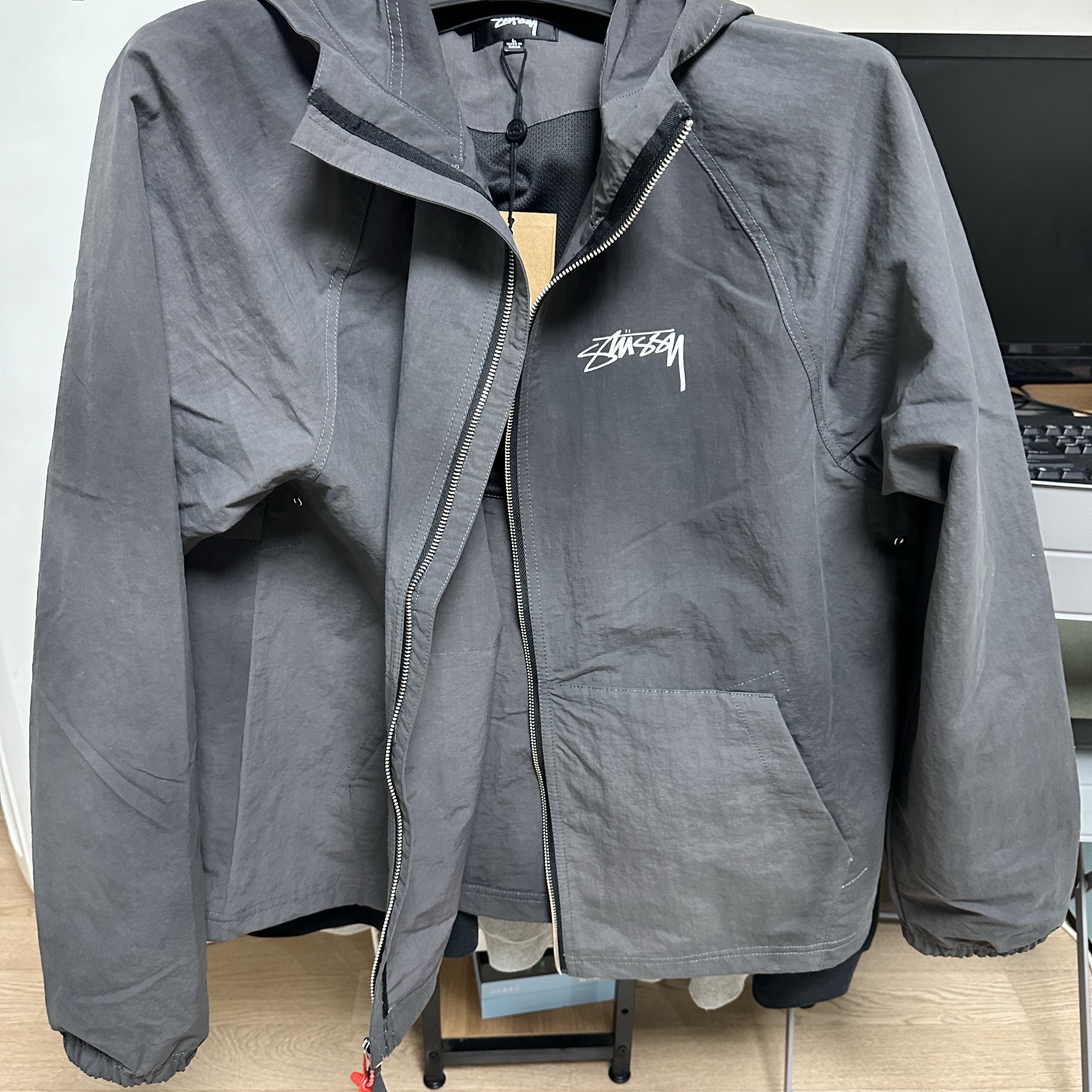 Stussy Wave Dye Beach Shell Jacket Black 착용 스타일 - 2