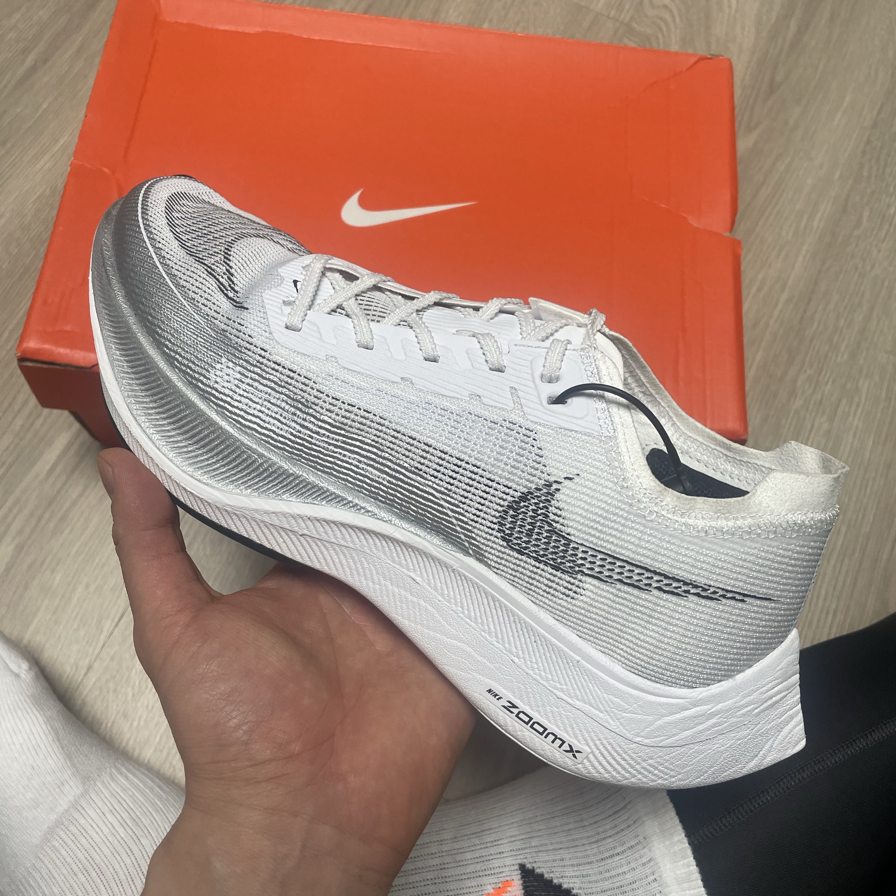 Nike ZoomX Vaporfly Next% 2 White Metallic Silver 착용 스타일 - 2