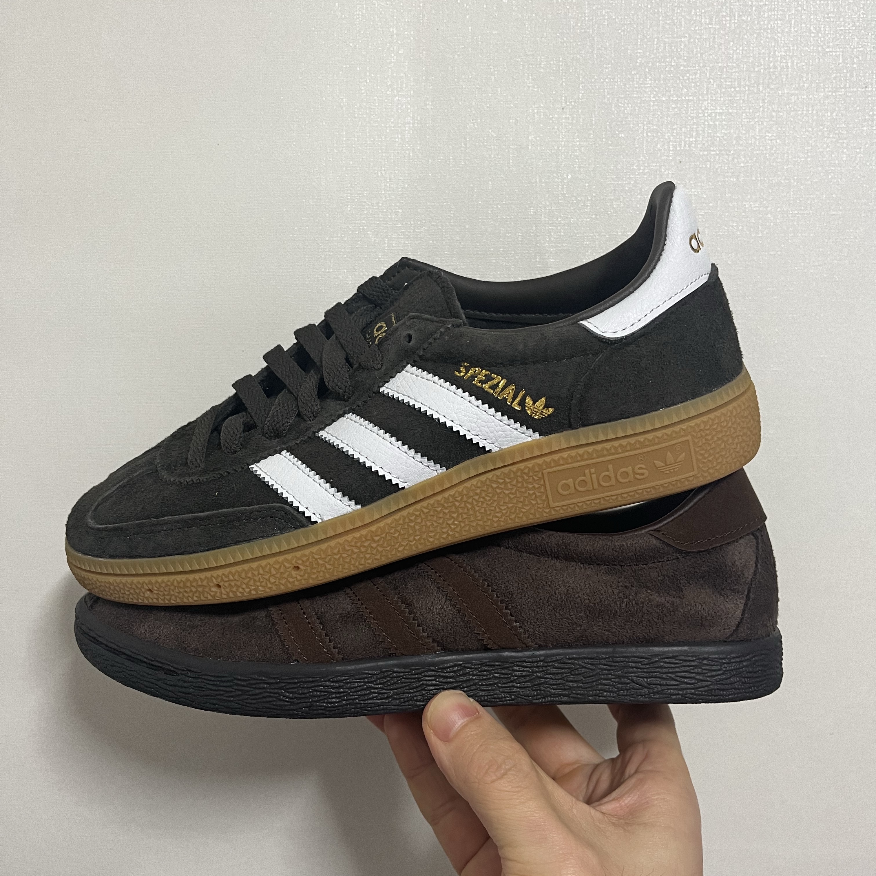 Adidas Spezial Handball Shadow Olive Cloud White, Adidas Tobacco Gruen Dark Brown 착용 스타일 - 1