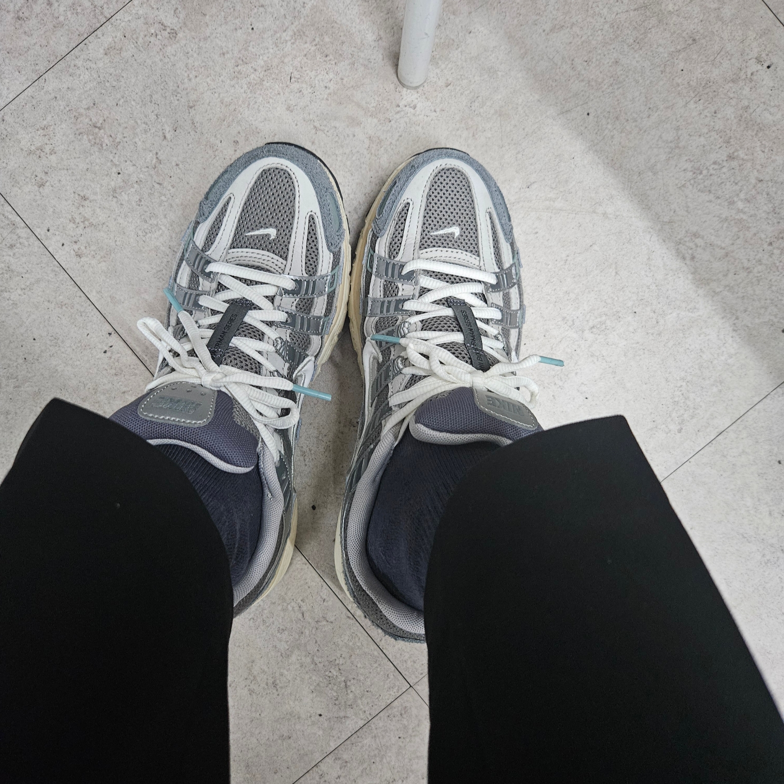 Nike P-6000 Flat Pewter Light Iron Ore 착용 스타일