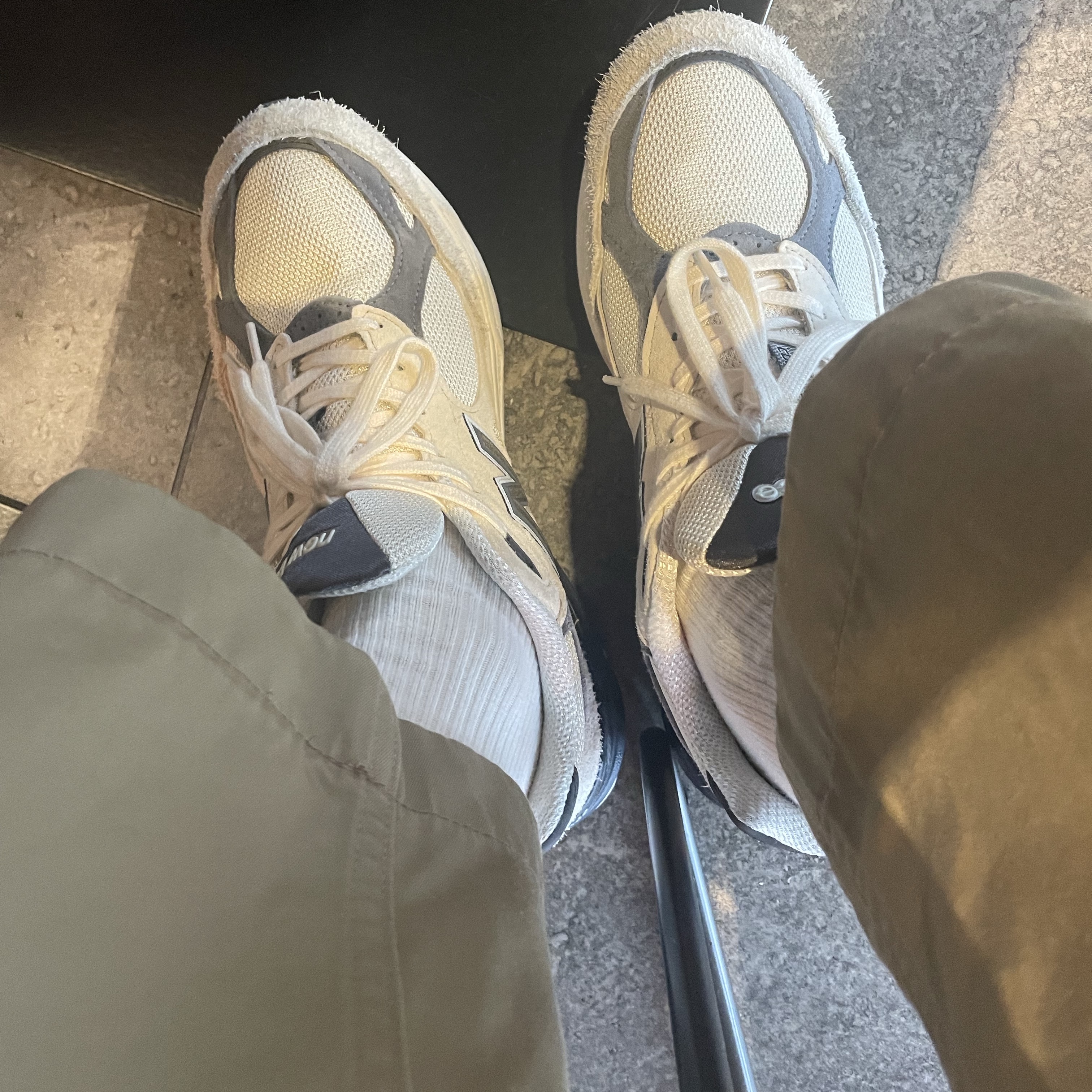 New Balance 990v3 Made in USA Moonbeam Macadamia Nut 착용 스타일