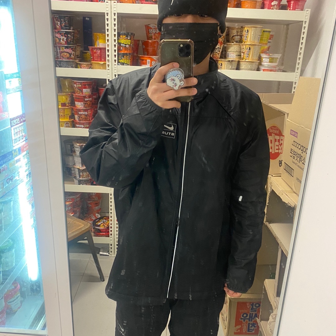 Nike x Stussy NRG FL Storm-Fit Jacket Black (DO5304-010), Nike x Stussy NRG Cuffed Beanie Black 착용 스타일