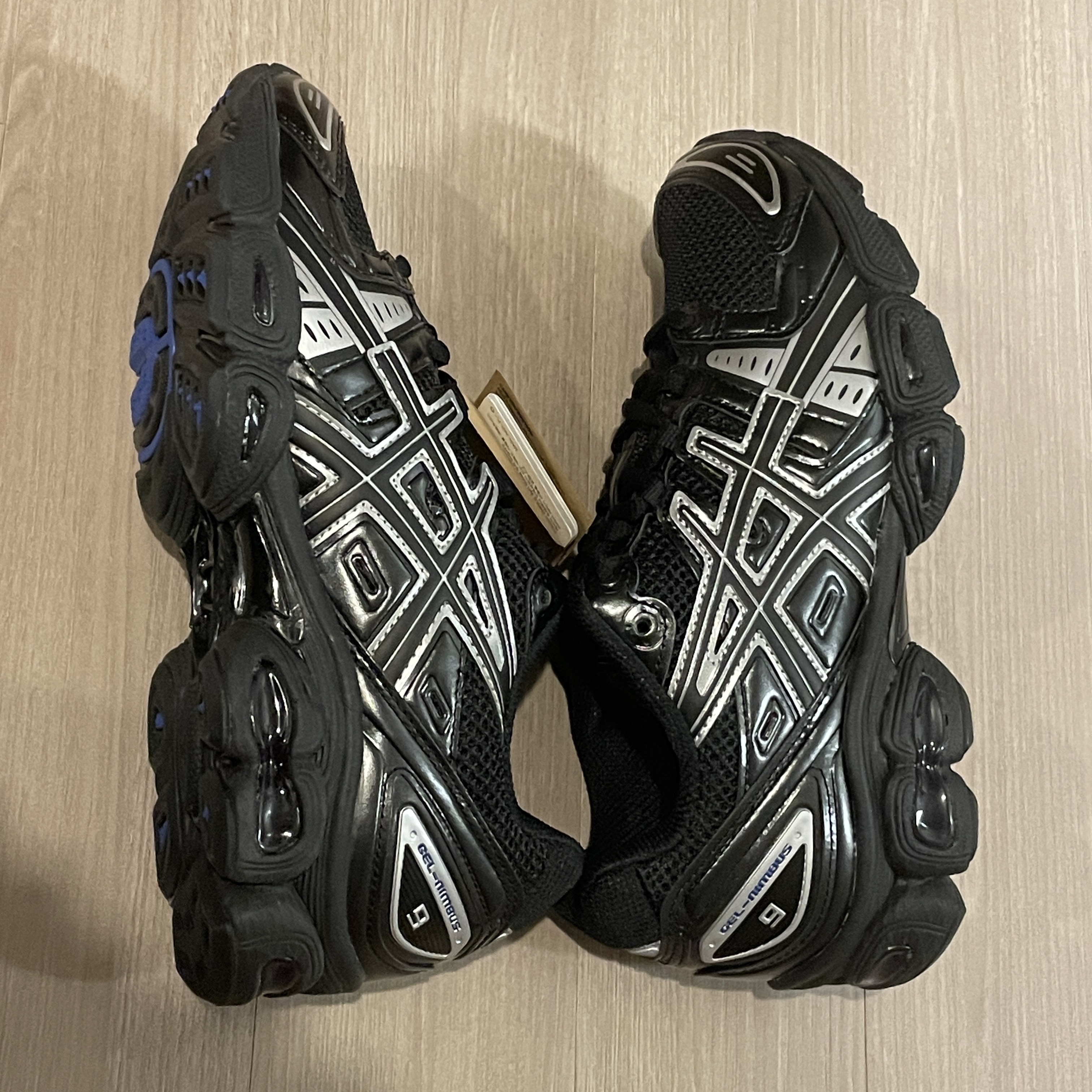Asics Gel-Nimbus 9 Black Pure Silver 착용 스타일 - 1