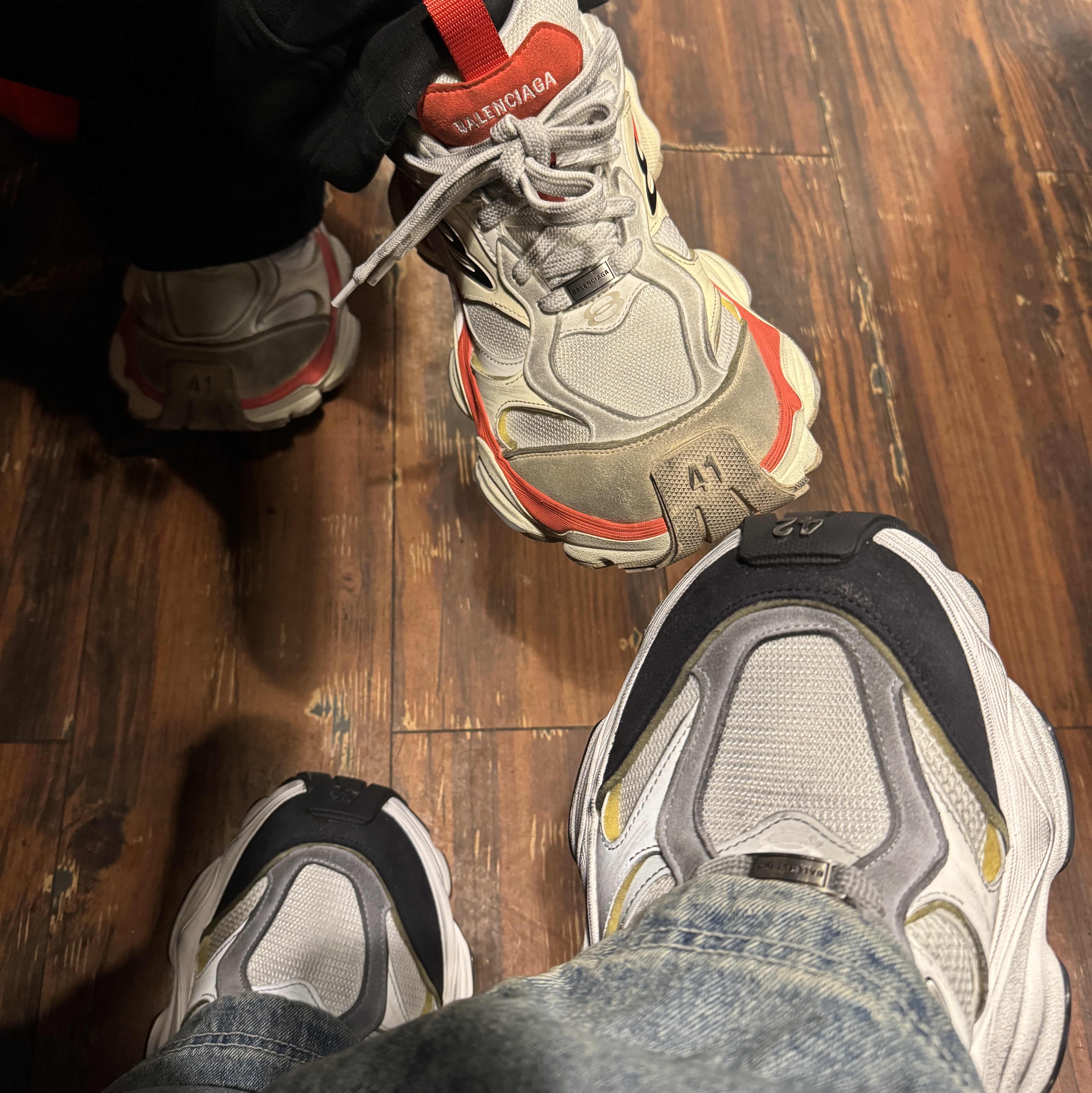 Balenciaga Cargo Sneakers White Grey 착용 스타일 - 2