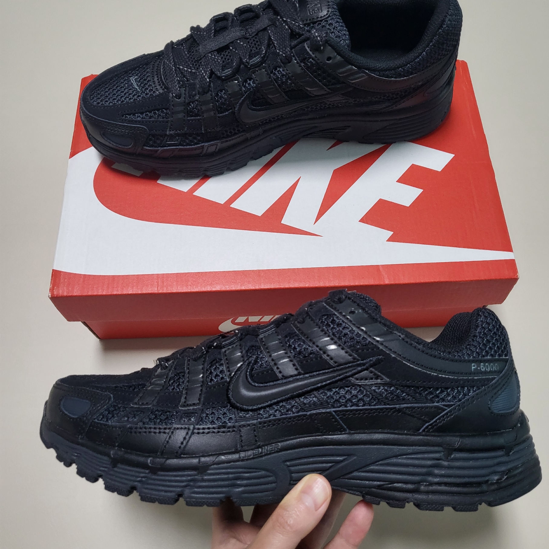 Nike P-6000 PRM Triple Black 착용 스타일 - 2