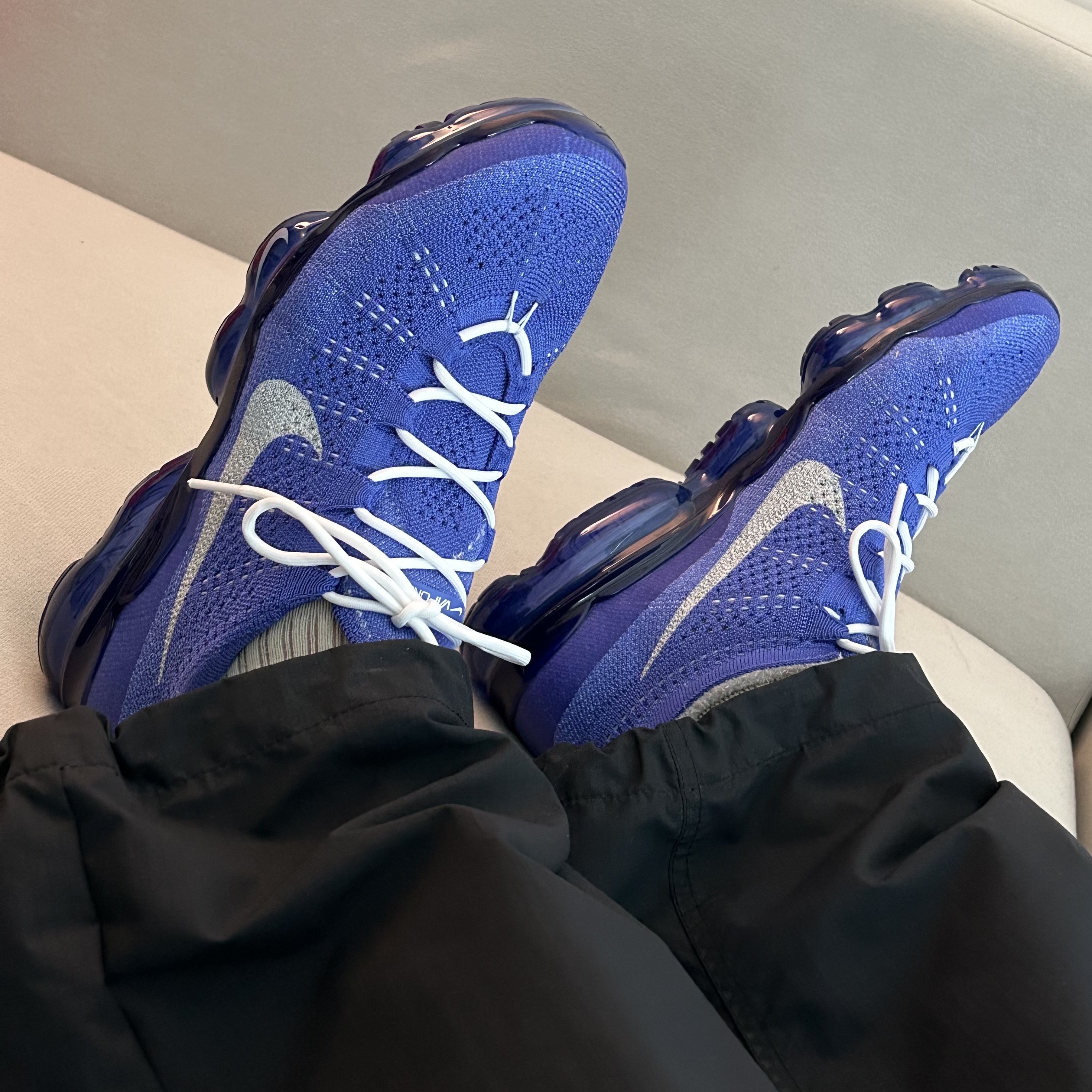 Nike Air VaporMax 2023 Flyknit Pure Platinum Anthracite, Nike Air VaporMax 2023 Flyknit Triple Black 착용 스타일 - 1