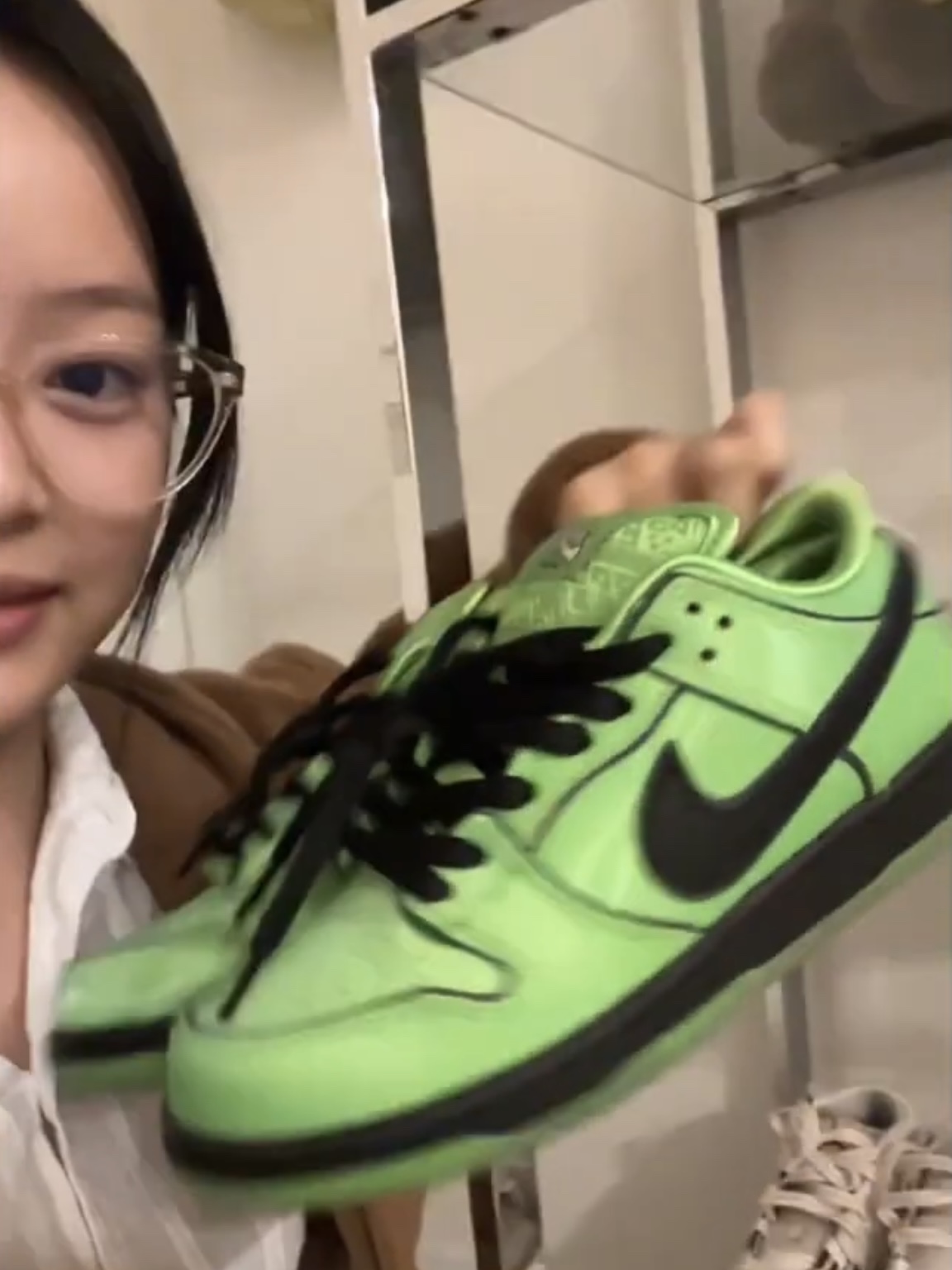 Nike x The Powerpuff Girls SB Dunk Low Pro QS Buttercup, (W) Jordan 1 x Teyana Taylor Zoom CMFT 2 Gym Red 착용 스타일 - 3