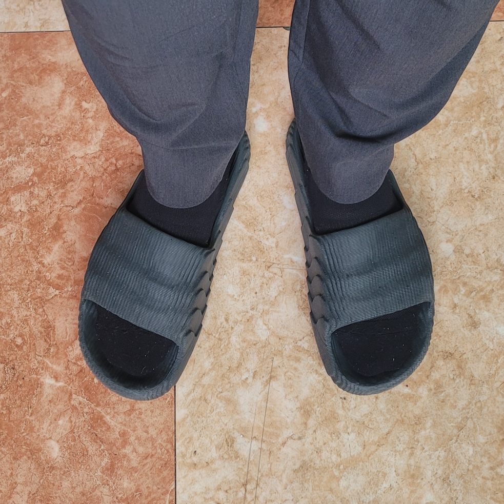 Adidas Adilette 22 Carbon 착용 스타일