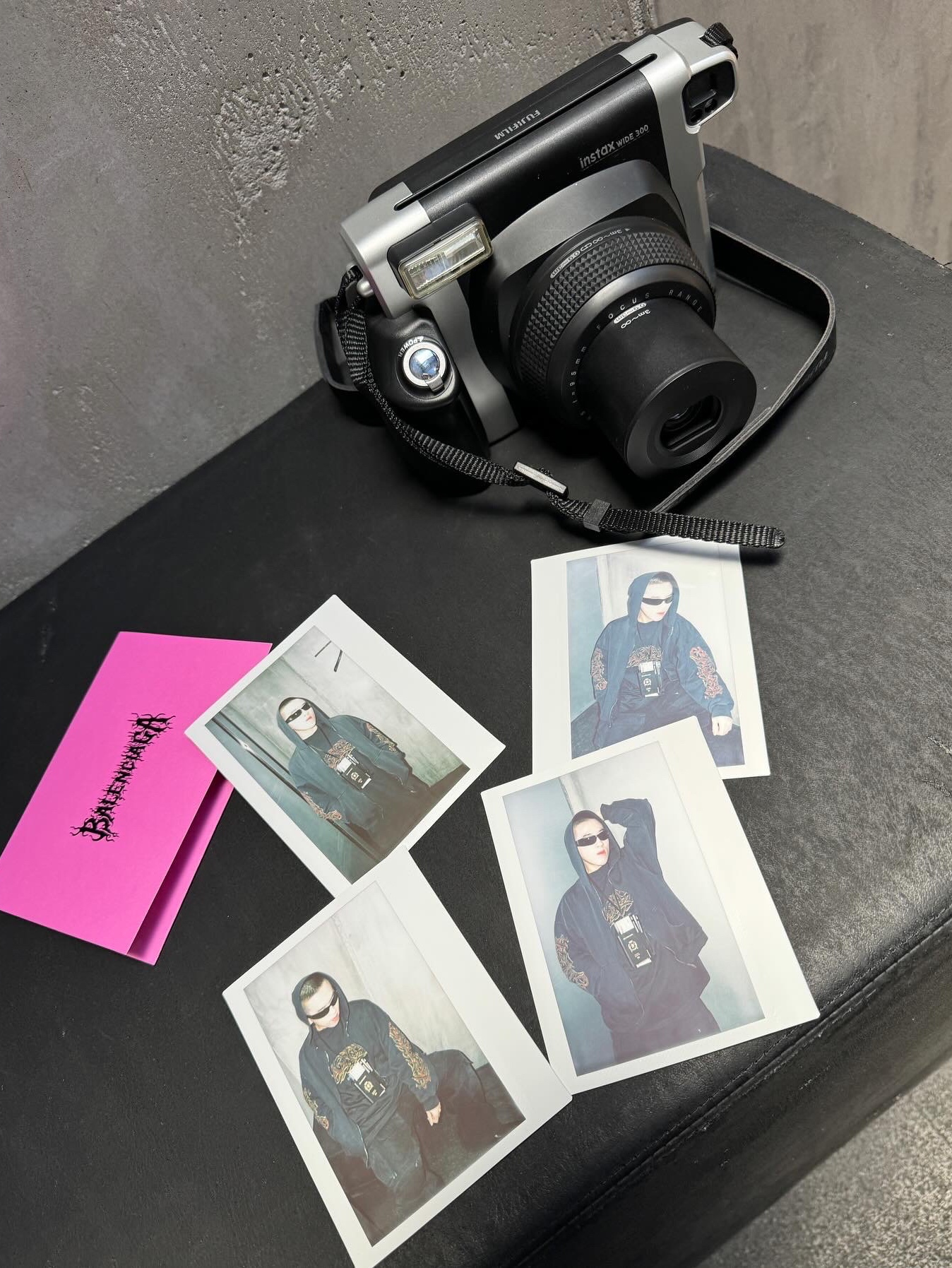 Balenciaga Passport Phone Holder Black, Balenciaga Passport 2 Tickets Long Wallet Dark Red 착용 스타일 - 4