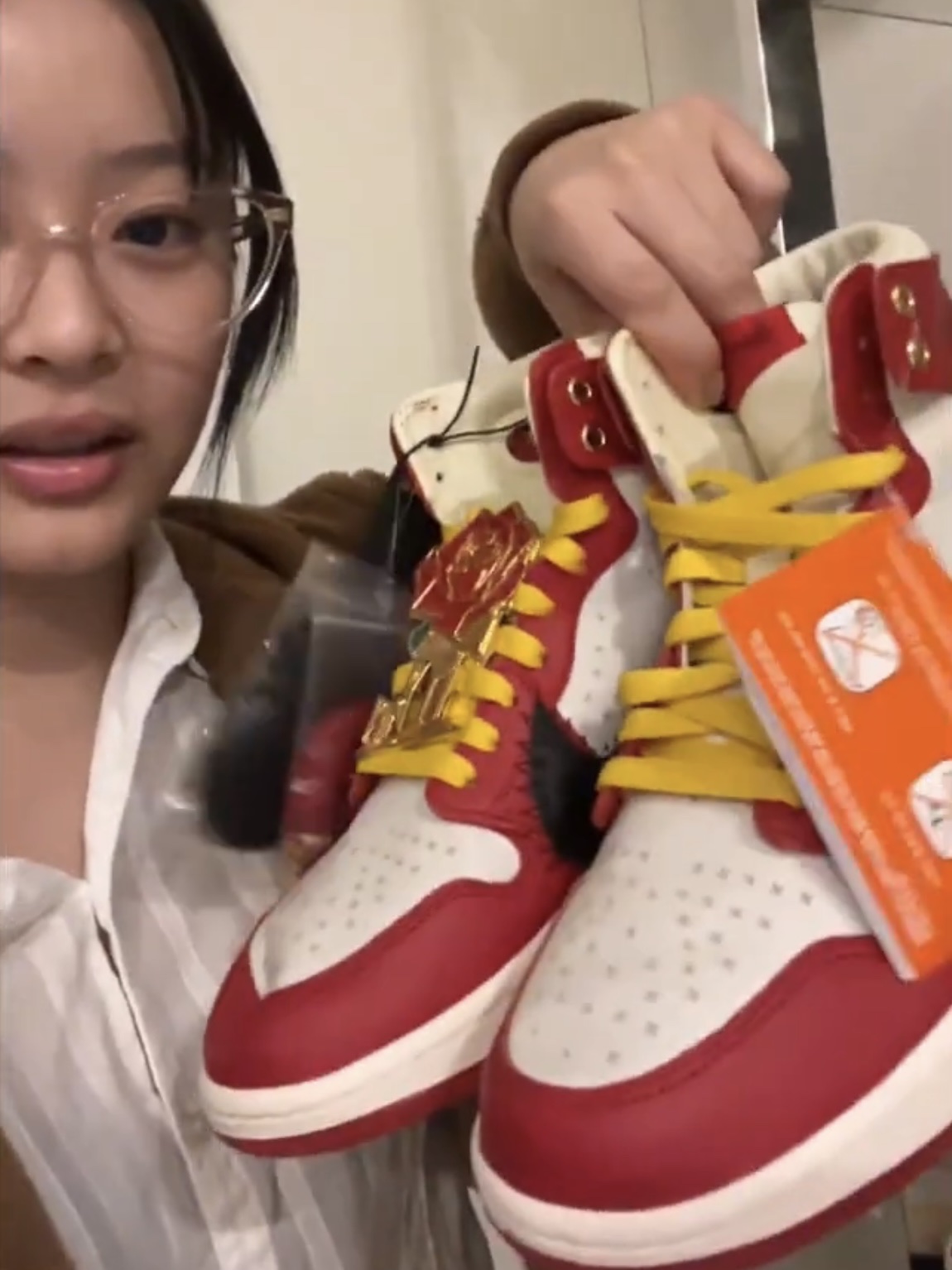Nike x The Powerpuff Girls SB Dunk Low Pro QS Buttercup, (W) Jordan 1 x Teyana Taylor Zoom CMFT 2 Gym Red 착용 스타일 - 4
